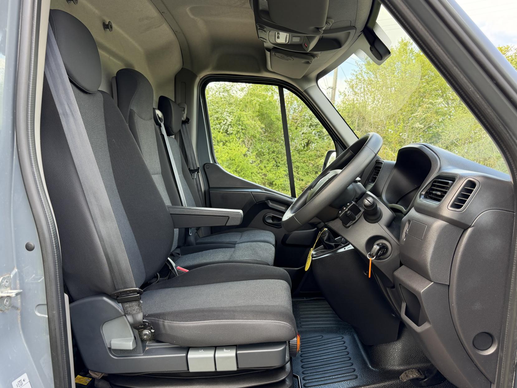 2023 Renault Master 2.3 dCi 35 Business+ Panel Van 4dr Diesel Manual FWD LWB Medium Roof Euro 6 (135 ps) - Thumbnail 11