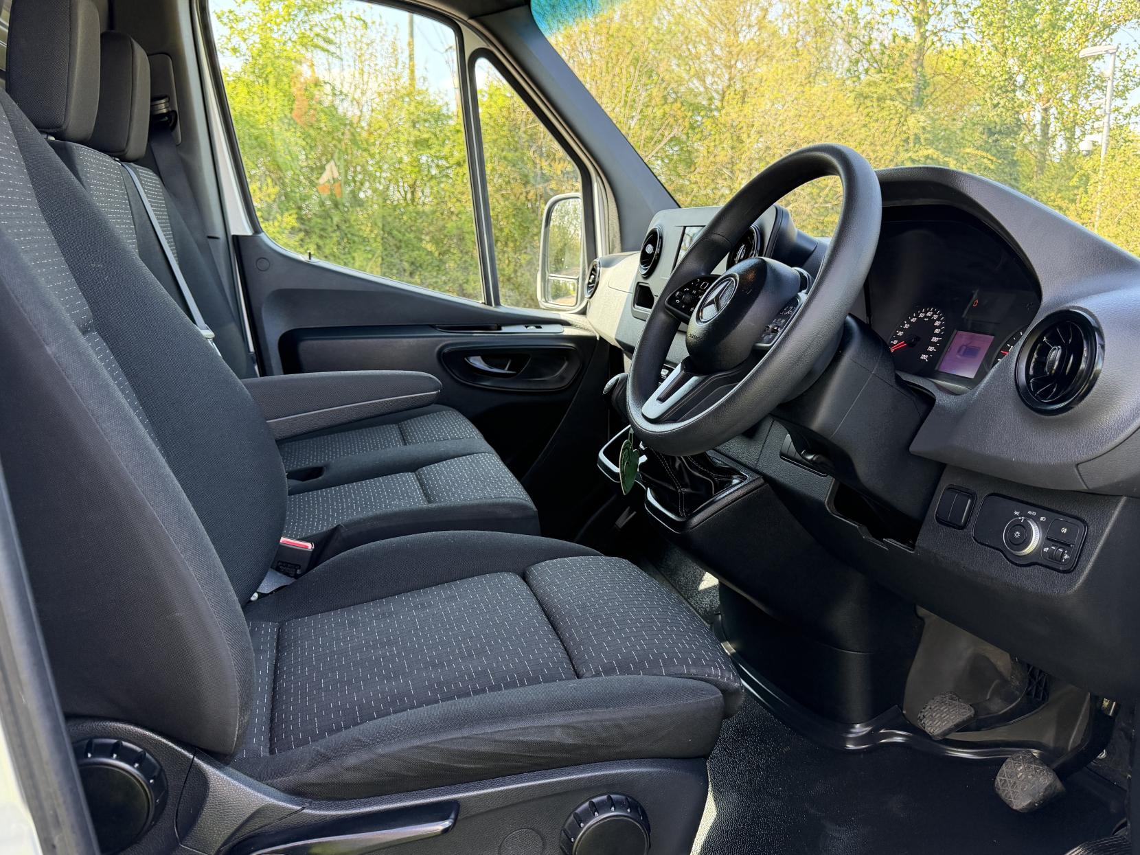 2023 Mercedes-Benz Sprinter 2.0 315 CDI Premium Panel Van 5dr Diesel Manual FWD L2 H2 Euro 6 (s/s) (150 ps) - Thumbnail 10