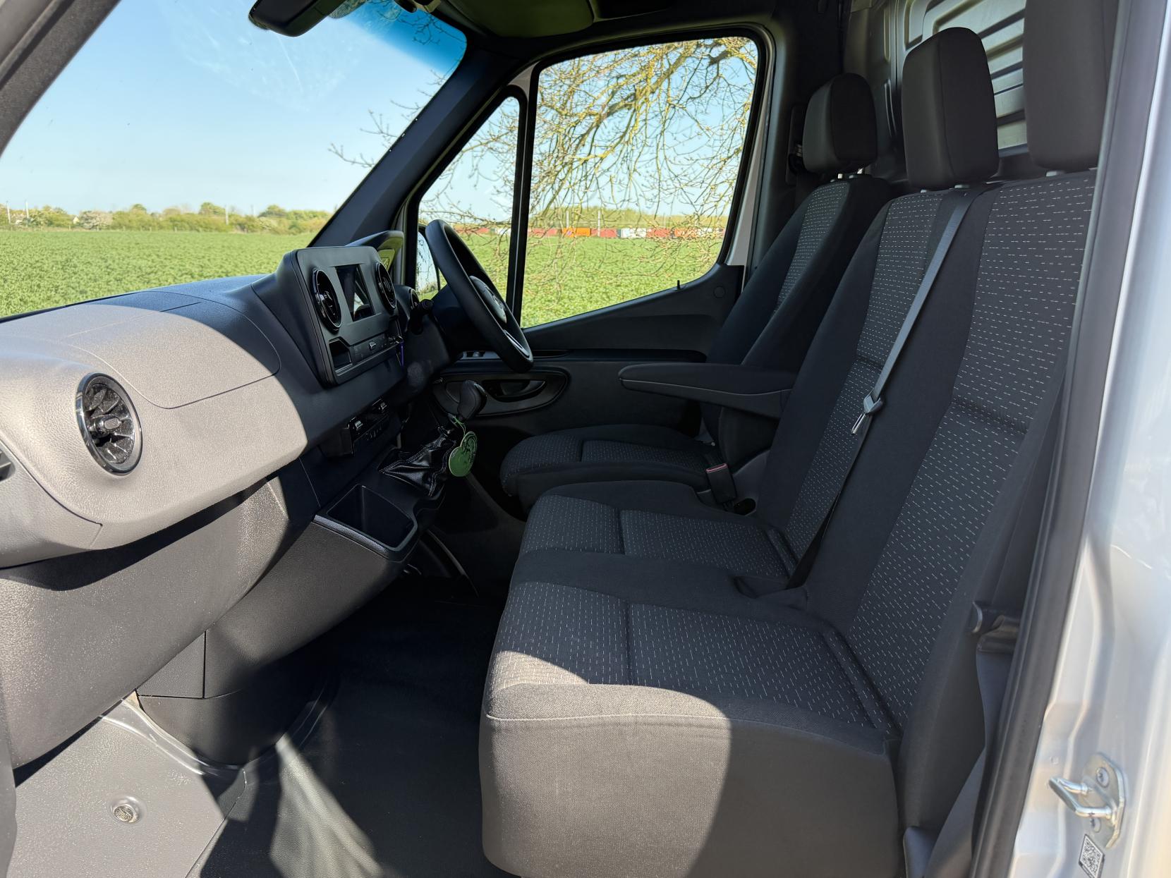 2023 Mercedes-Benz Sprinter 2.0 315 CDI Premium Panel Van 5dr Diesel Manual FWD L2 H2 Euro 6 (s/s) (150 ps) - Thumbnail 11