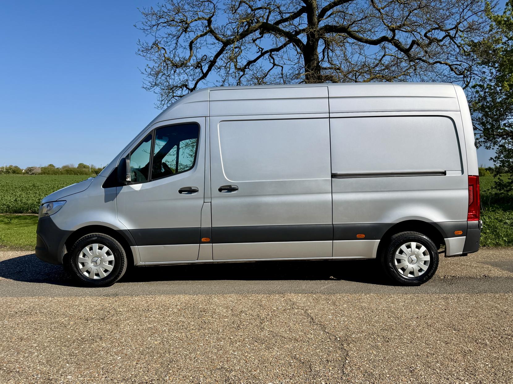2023 Mercedes-Benz Sprinter 2.0 315 CDI Premium Panel Van 5dr Diesel Manual FWD L2 H2 Euro 6 (s/s) (150 ps) - Thumbnail 2