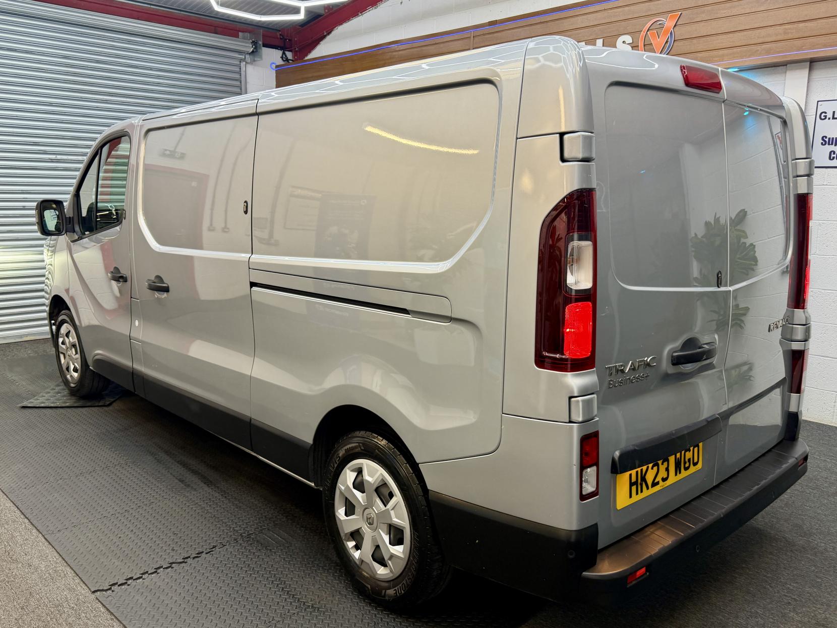 2023 Renault Trafic 2.0 dCi Blue LL30 Business+ Panel Van 5dr Diesel Manual L2 H1 Euro 6 (s/s) (130 ps) - Thumbnail 2