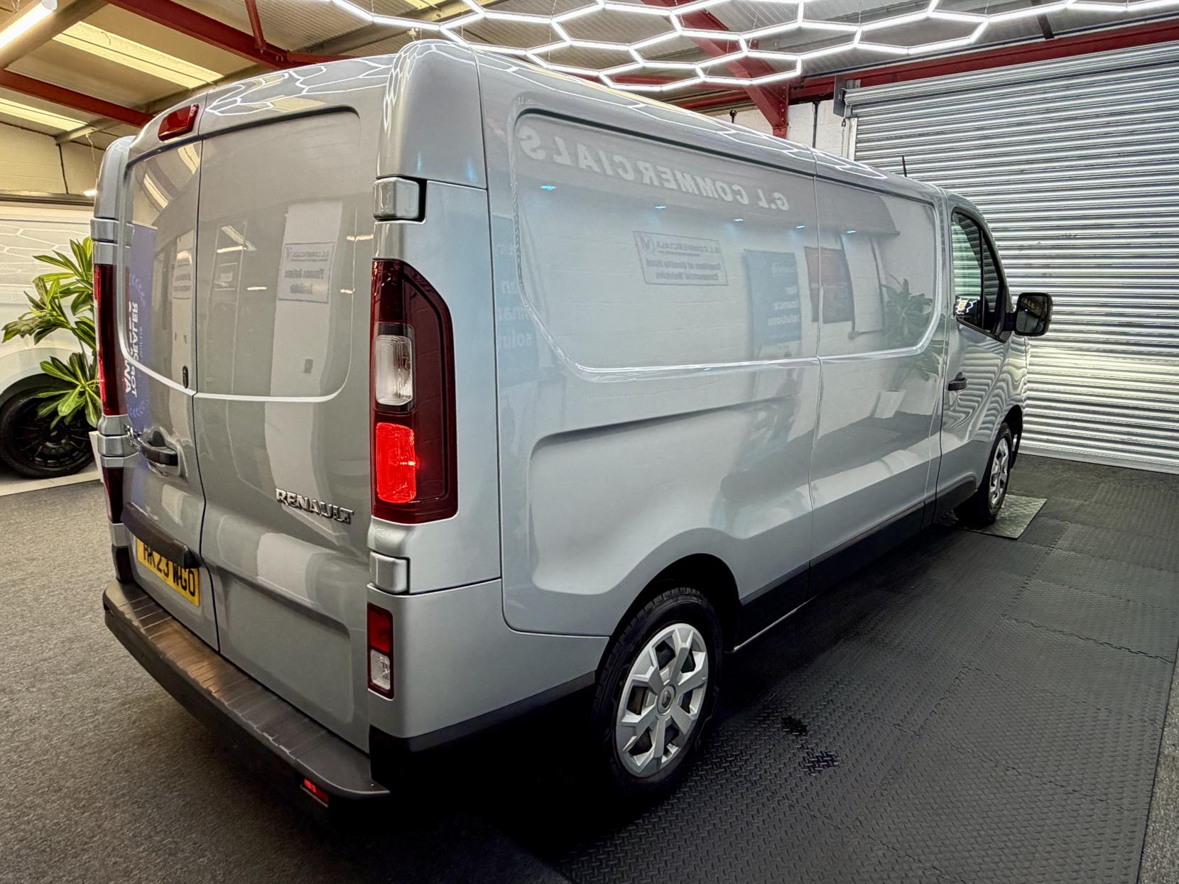 2023 Renault Trafic 2.0 dCi Blue LL30 Business+ Panel Van 5dr Diesel Manual L2 H1 Euro 6 (s/s) (130 ps) - Thumbnail 3