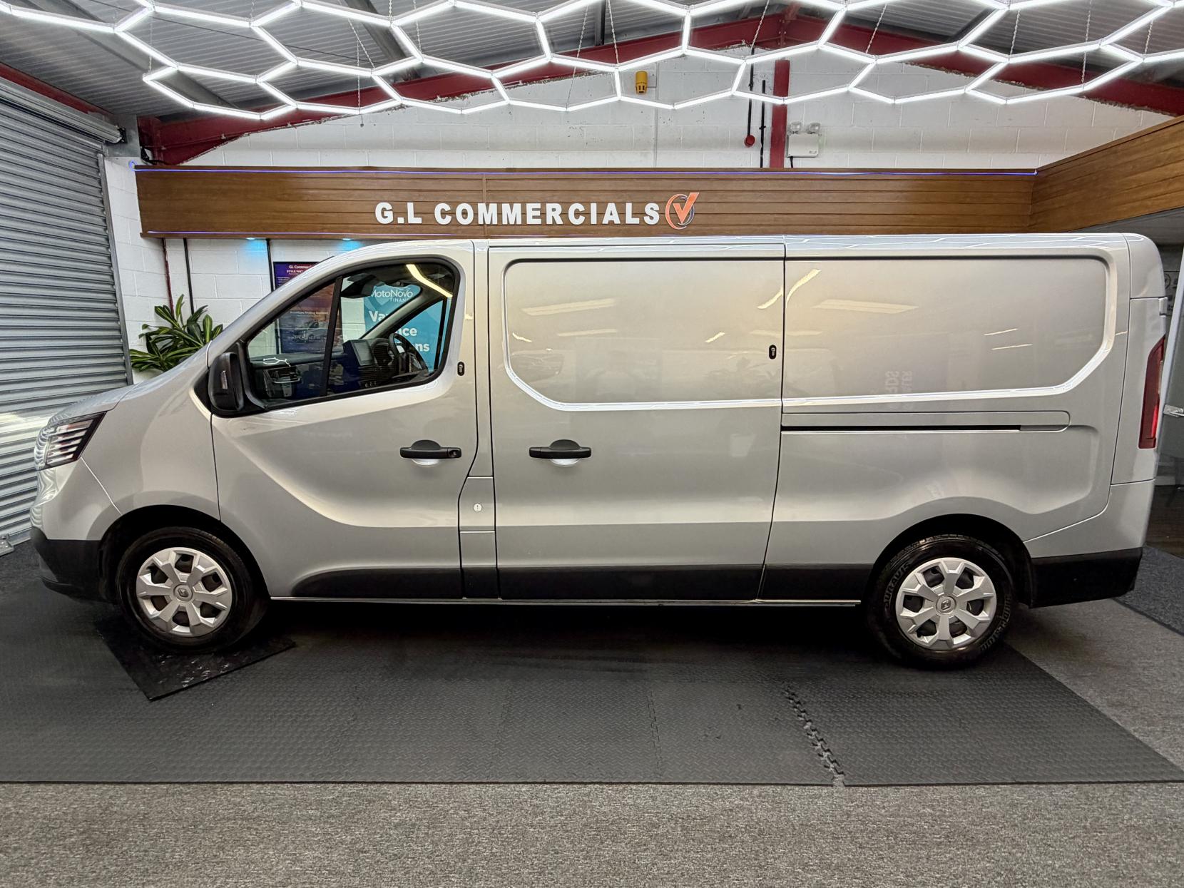 2023 Renault Trafic 2.0 dCi Blue LL30 Business+ Panel Van 5dr Diesel Manual L2 H1 Euro 6 (s/s) (130 ps) - Thumbnail 4