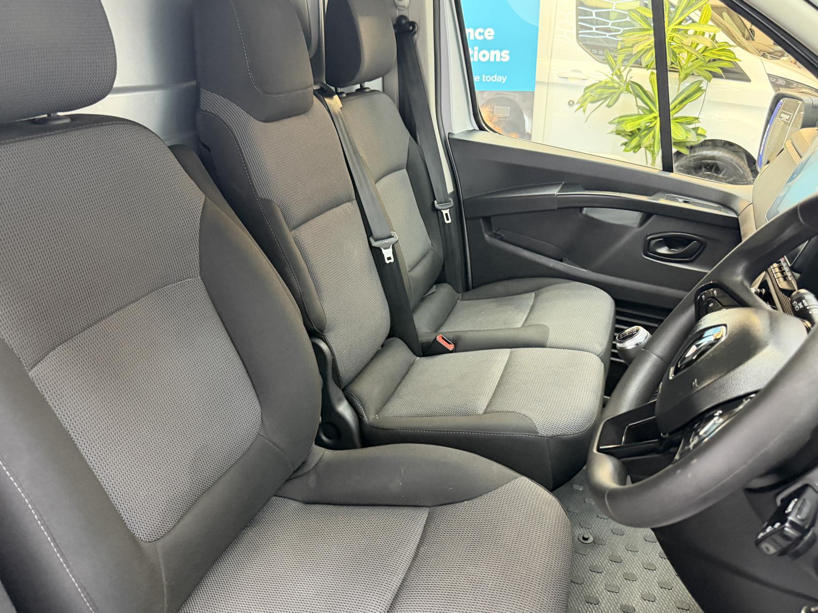 2023 Renault Trafic 2.0 dCi Blue LL30 Business+ Panel Van 5dr Diesel Manual L2 H1 Euro 6 (s/s) (130 ps) - Thumbnail 16
