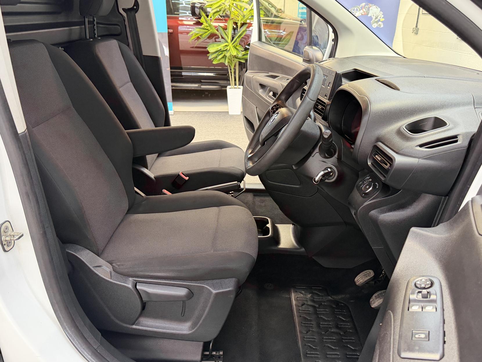 2020 Vauxhall Combo 1.5 Turbo D 2300 Sportive Panel Van 4dr Diesel Manual L2 H1 Euro 6 (s/s) (100 ps) - Thumbnail 9