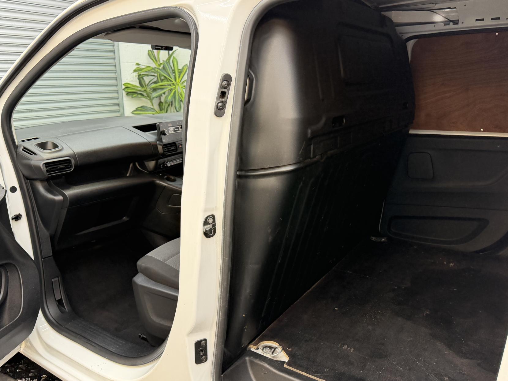 2020 Vauxhall Combo 1.5 Turbo D 2300 Sportive Panel Van 4dr Diesel Manual L2 H1 Euro 6 (s/s) (100 ps) - Thumbnail 17