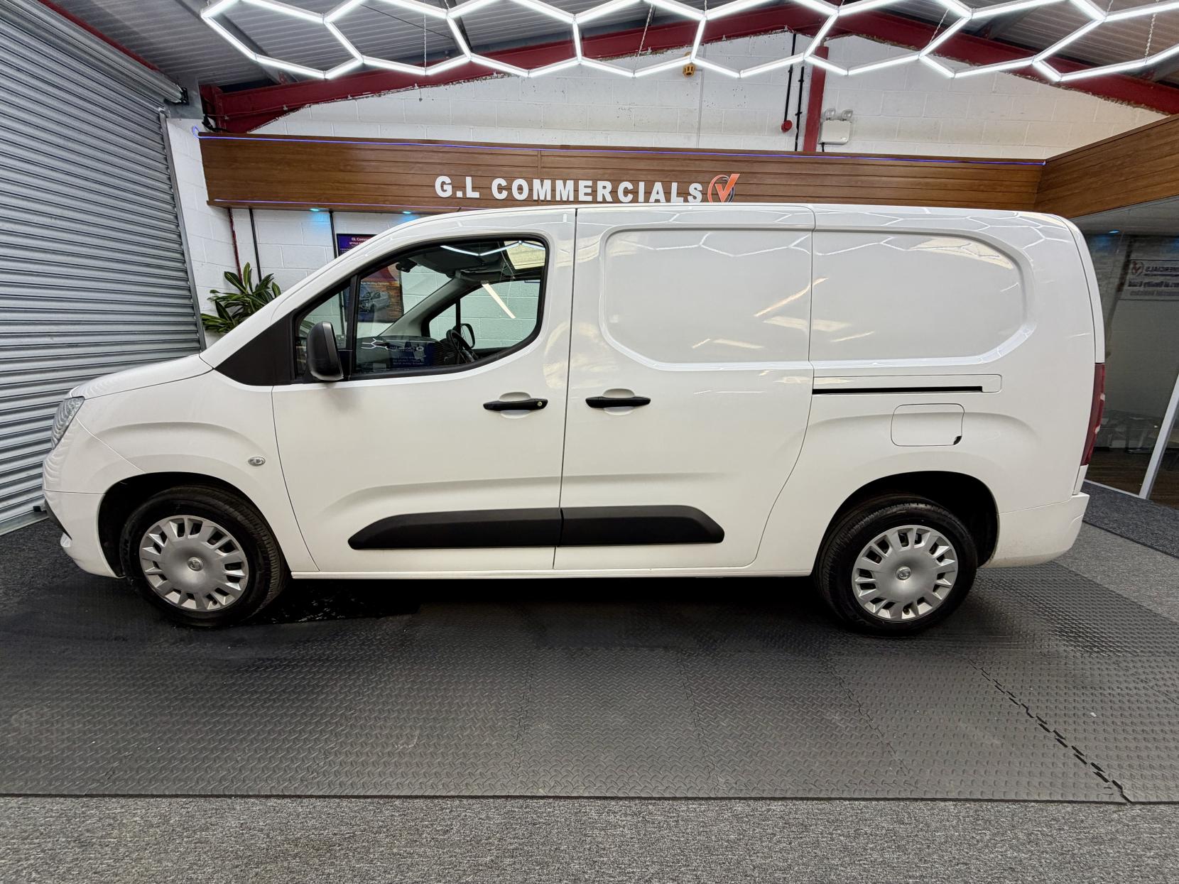 2020 Vauxhall Combo 1.5 Turbo D 2300 Sportive Panel Van 4dr Diesel Manual L2 H1 Euro 6 (s/s) (100 ps) - Thumbnail 2