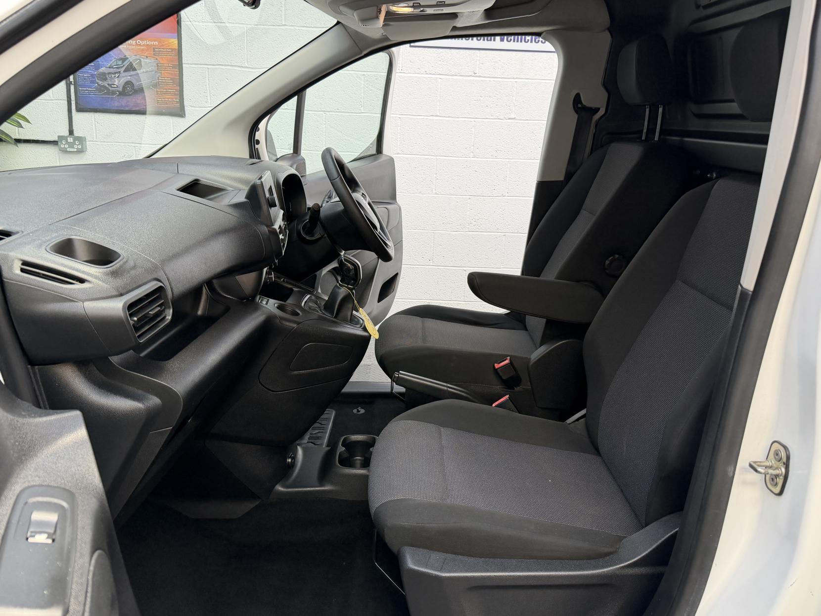 2020 Vauxhall Combo 1.5 Turbo D 2300 Sportive Panel Van 4dr Diesel Manual L2 H1 Euro 6 (s/s) (100 ps) - Thumbnail 10