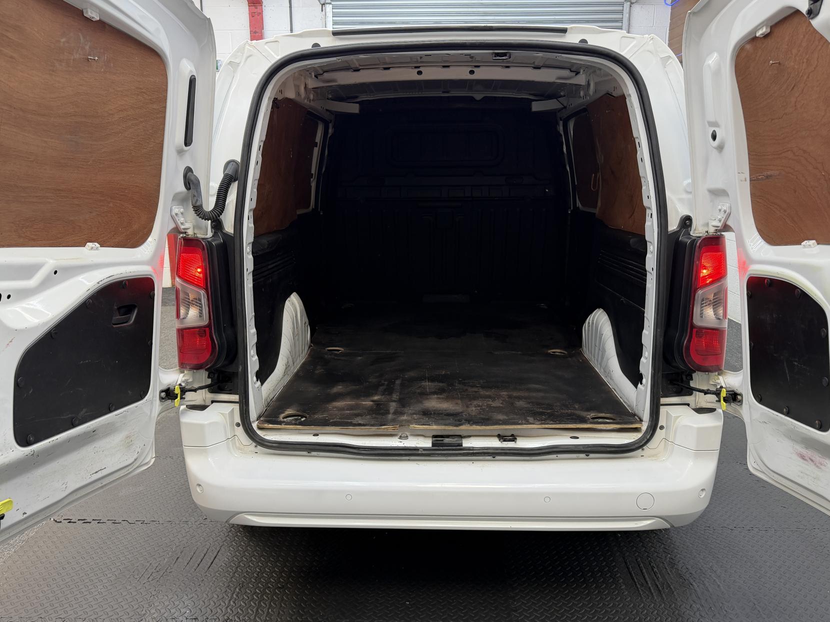 2020 Vauxhall Combo 1.5 Turbo D 2300 Sportive Panel Van 4dr Diesel Manual L2 H1 Euro 6 (s/s) (100 ps) - Thumbnail 8