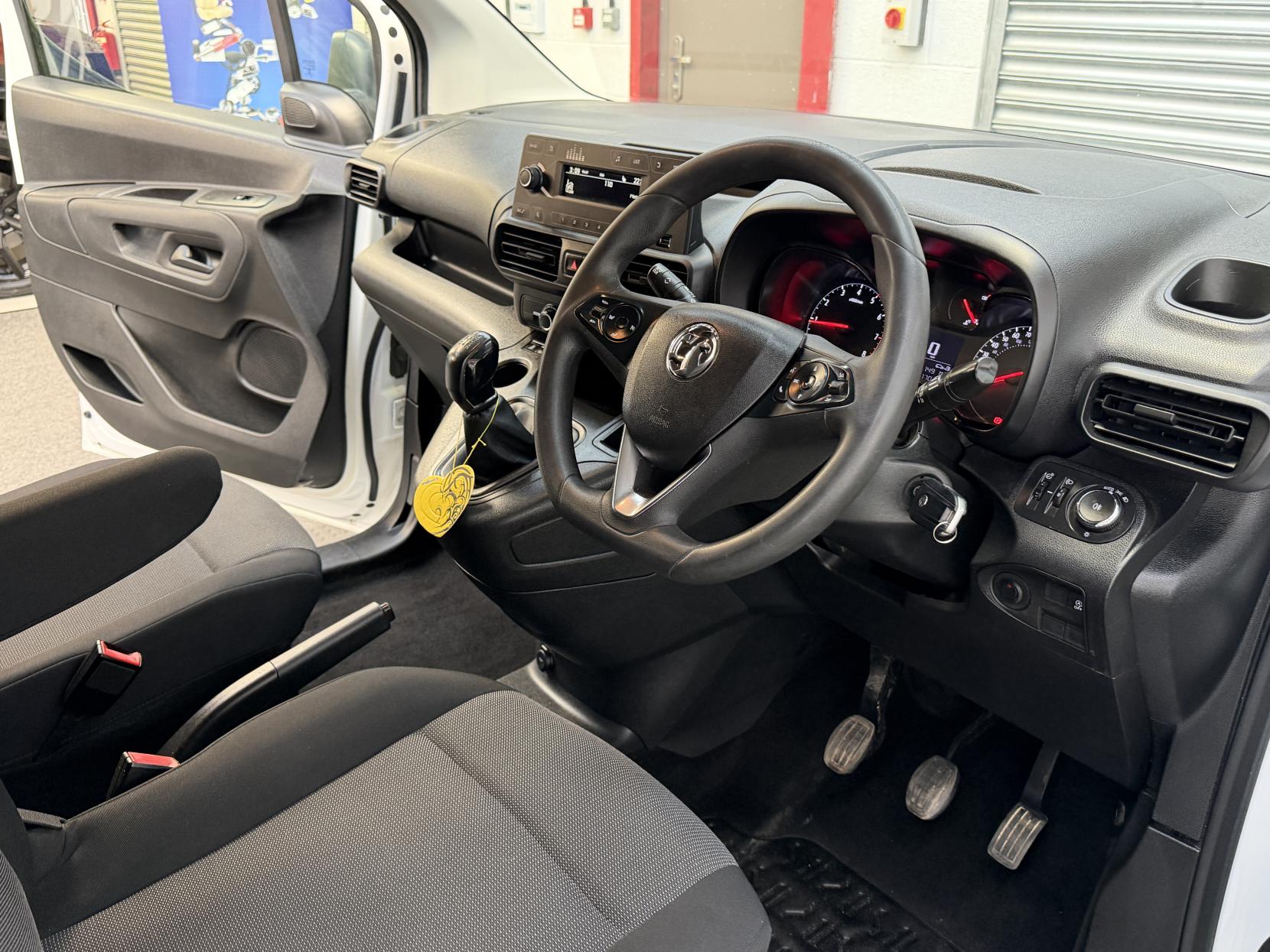 2020 Vauxhall Combo 1.5 Turbo D 2300 Sportive Panel Van 4dr Diesel Manual L2 H1 Euro 6 (s/s) (100 ps) - Thumbnail 11