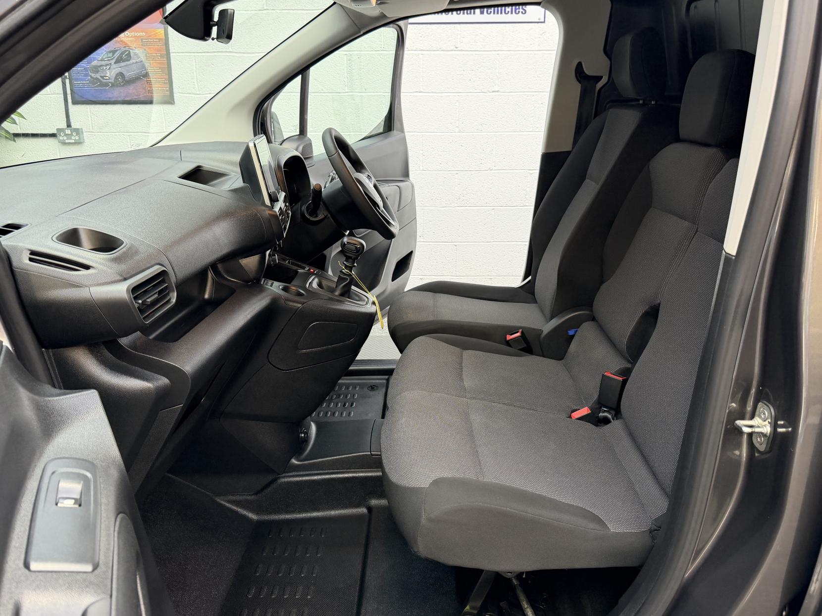 2023 Vauxhall Combo 1.5 Turbo D 2300 Pro Panel Van 6dr Diesel Manual L2 H1 Euro 6 (s/s) (100 ps) - Thumbnail 12