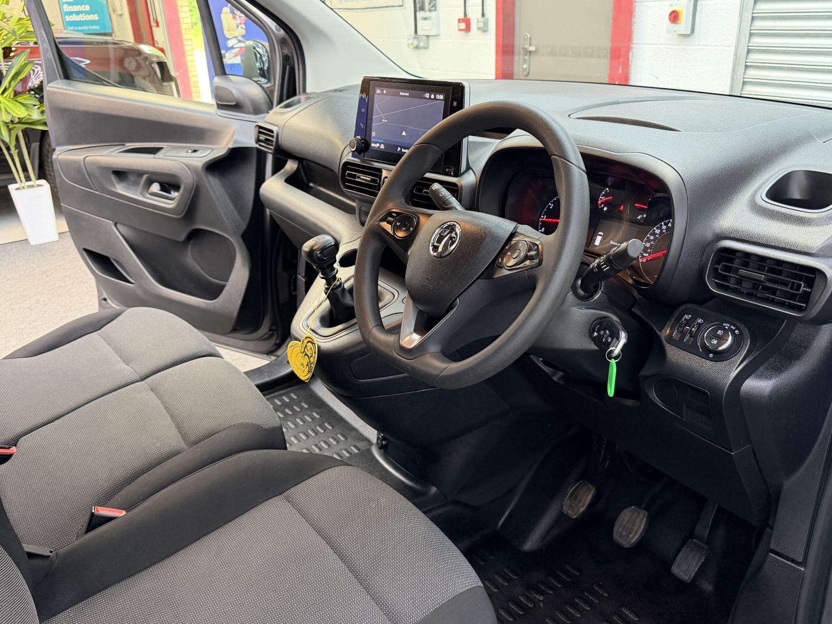 2023 Vauxhall Combo 1.5 Turbo D 2300 Pro Panel Van 6dr Diesel Manual L2 H1 Euro 6 (s/s) (100 ps) - Thumbnail 20