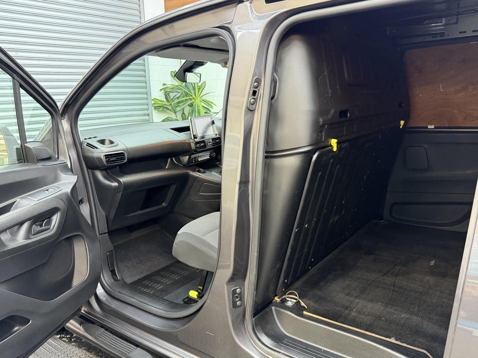 2023 Vauxhall Combo 1.5 Turbo D 2300 Pro Panel Van 6dr Diesel Manual L2 H1 Euro 6 (s/s) (100 ps) - Thumbnail 13