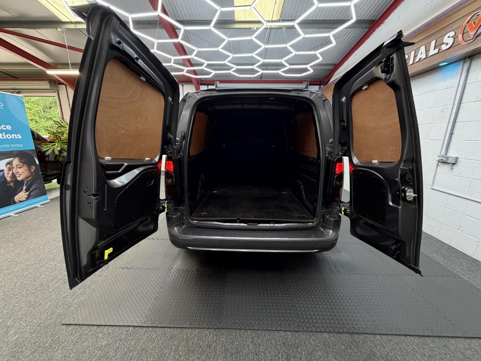 2023 Vauxhall Combo 1.5 Turbo D 2300 Pro Panel Van 6dr Diesel Manual L2 H1 Euro 6 (s/s) (100 ps) - Thumbnail 10