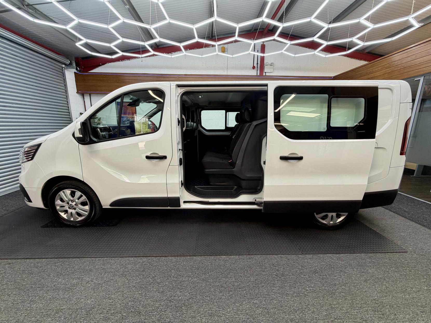 2024 Renault Trafic 2.0 dCi Blue LL30 Extra Crew Van Double Cab 6dr Diesel Manual L2 H1 Euro 6 (s/s) (150 ps) - Thumbnail 2