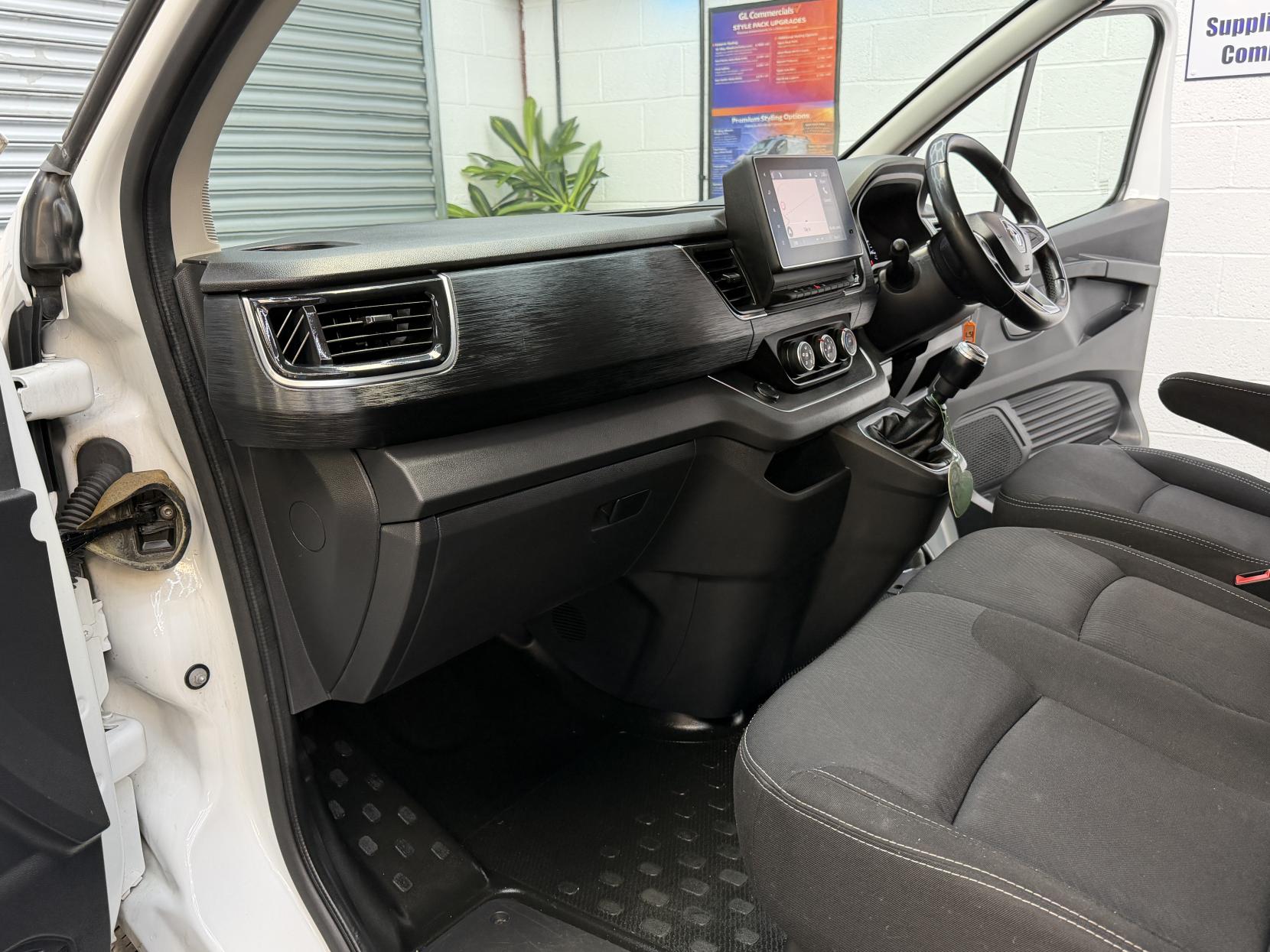 2024 Renault Trafic 2.0 dCi Blue LL30 Extra Crew Van Double Cab 6dr Diesel Manual L2 H1 Euro 6 (s/s) (150 ps) - Thumbnail 13