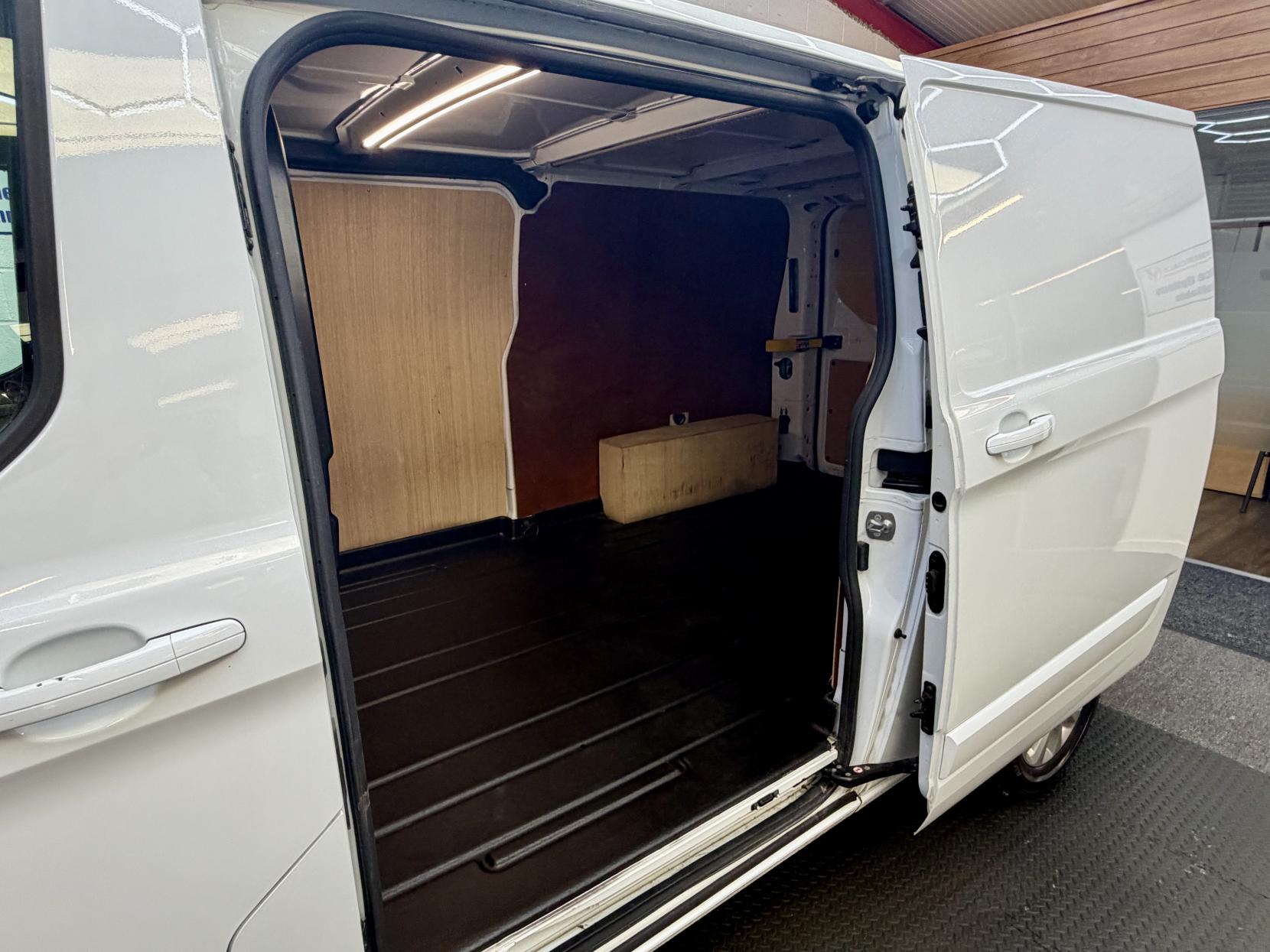 2023 Ford Transit Custom 2.0 300 EcoBlue Limited Panel Van 5dr Diesel Manual L2 H1 Euro 6 (s/s) (130 ps) - Thumbnail 18