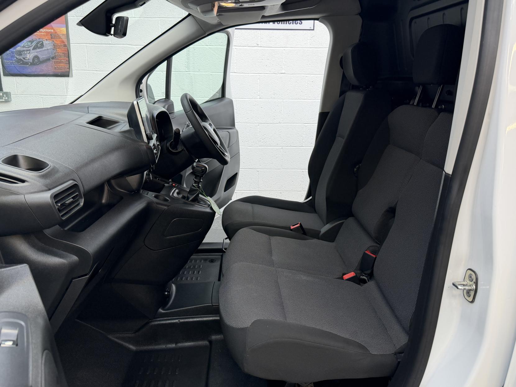 2023 Vauxhall Combo 1.5 Turbo D 2300 Pro Panel Van 6dr Diesel Manual L2 H1 Euro 6 (s/s) (100 ps) - Thumbnail 11