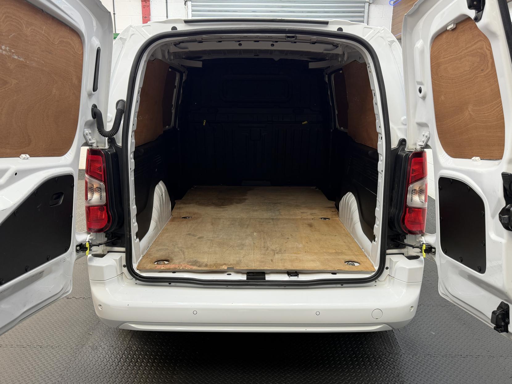 2023 Vauxhall Combo 1.5 Turbo D 2300 Pro Panel Van 6dr Diesel Manual L2 H1 Euro 6 (s/s) (100 ps) - Thumbnail 8