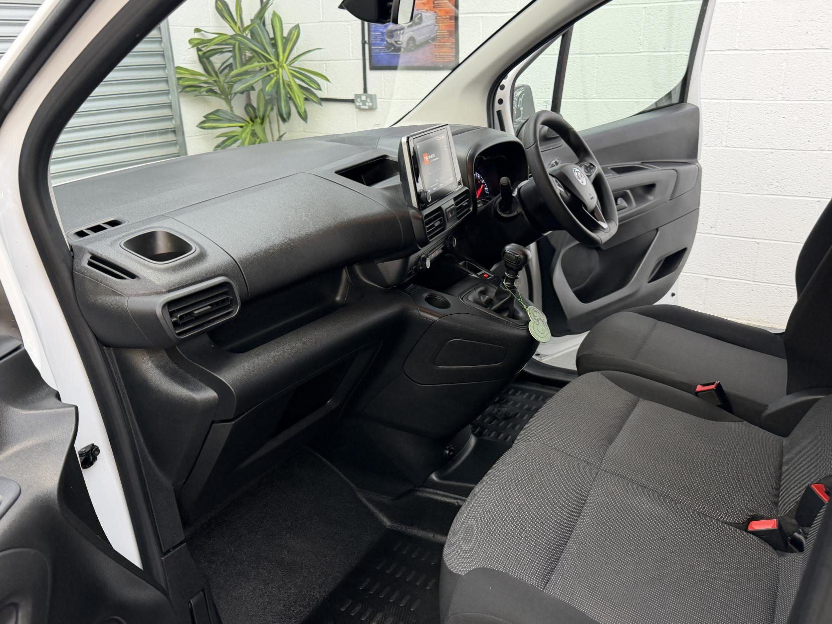 2023 Vauxhall Combo 1.5 Turbo D 2300 Pro Panel Van 6dr Diesel Manual L2 H1 Euro 6 (s/s) (100 ps) - Thumbnail 18