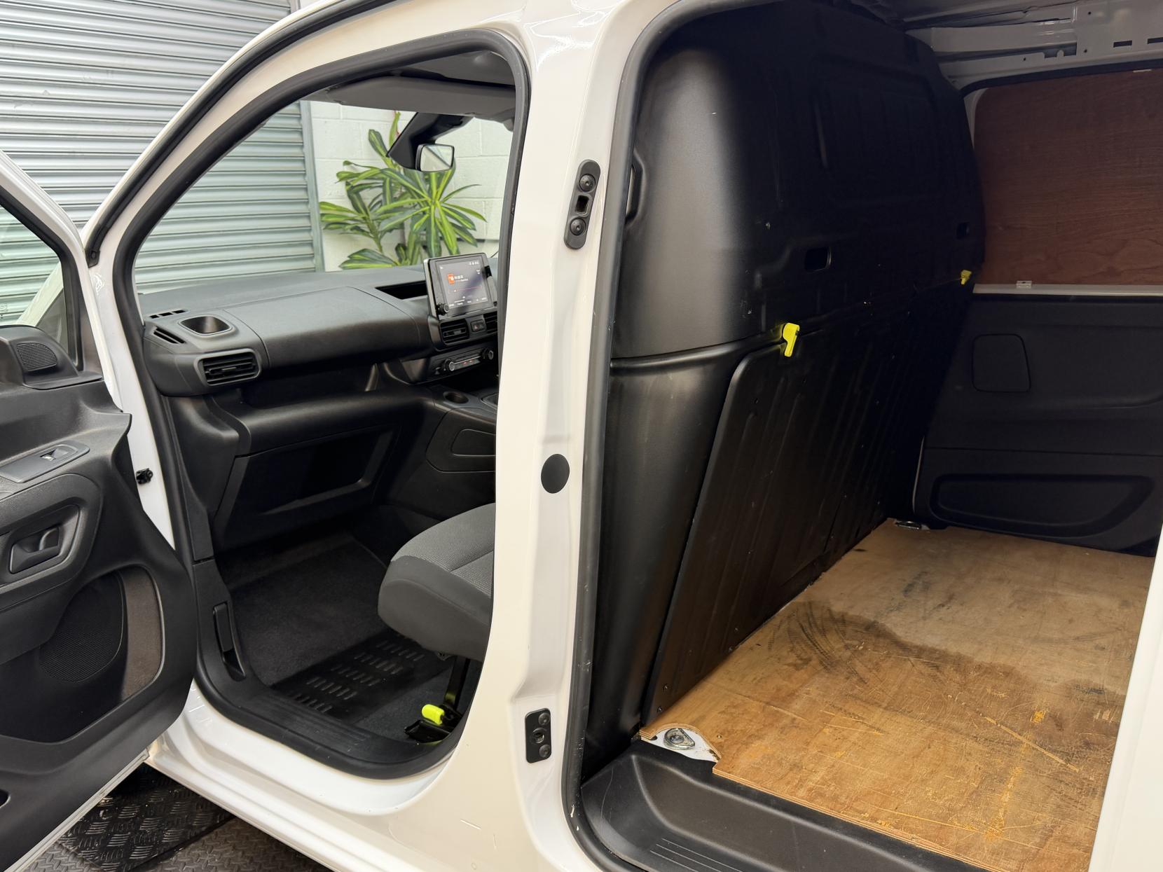 2023 Vauxhall Combo 1.5 Turbo D 2300 Pro Panel Van 6dr Diesel Manual L2 H1 Euro 6 (s/s) (100 ps) - Thumbnail 17