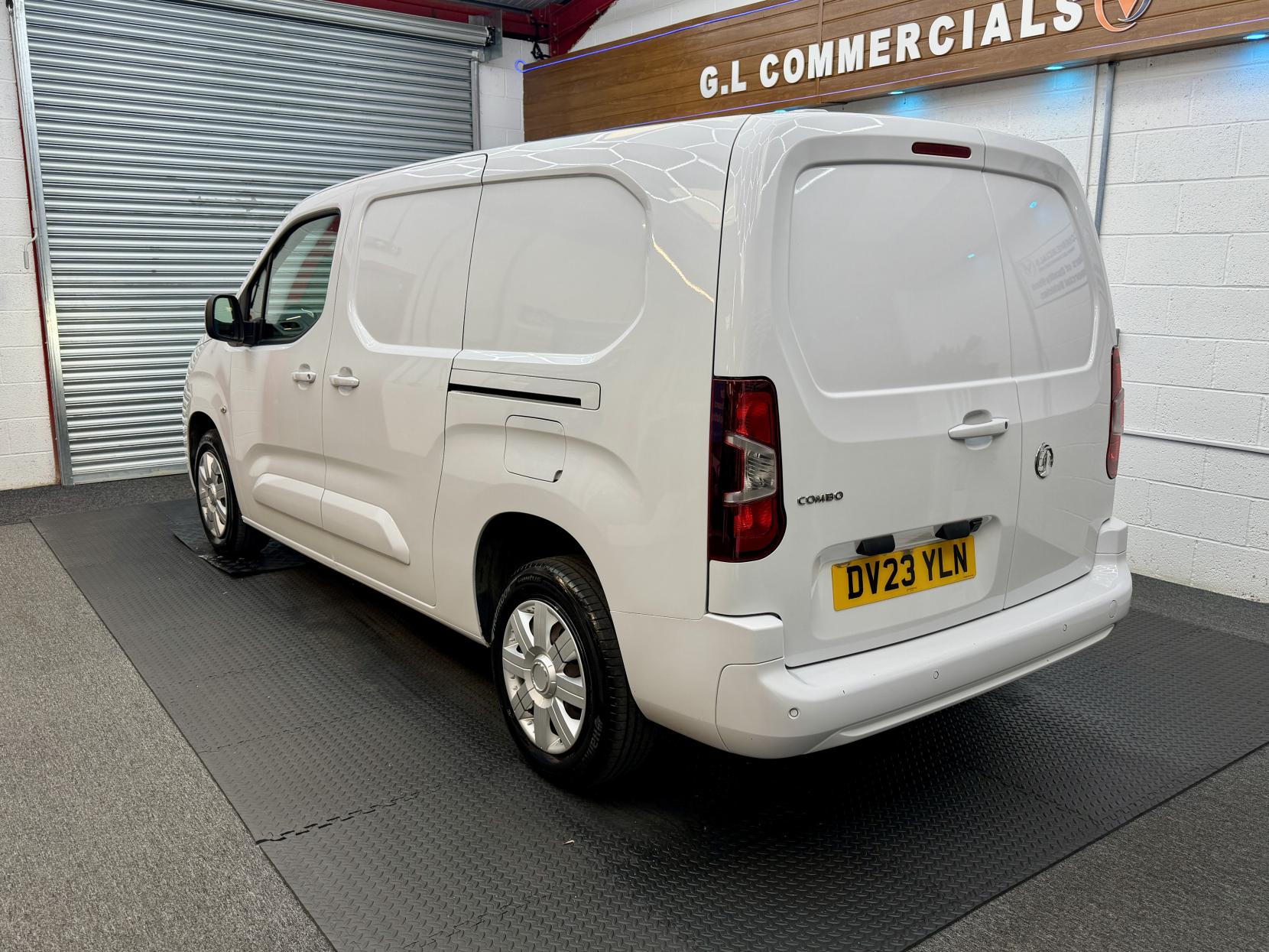 2023 Vauxhall Combo 1.5 Turbo D 2300 Pro Panel Van 6dr Diesel Manual L2 H1 Euro 6 (s/s) (100 ps) - Thumbnail 4