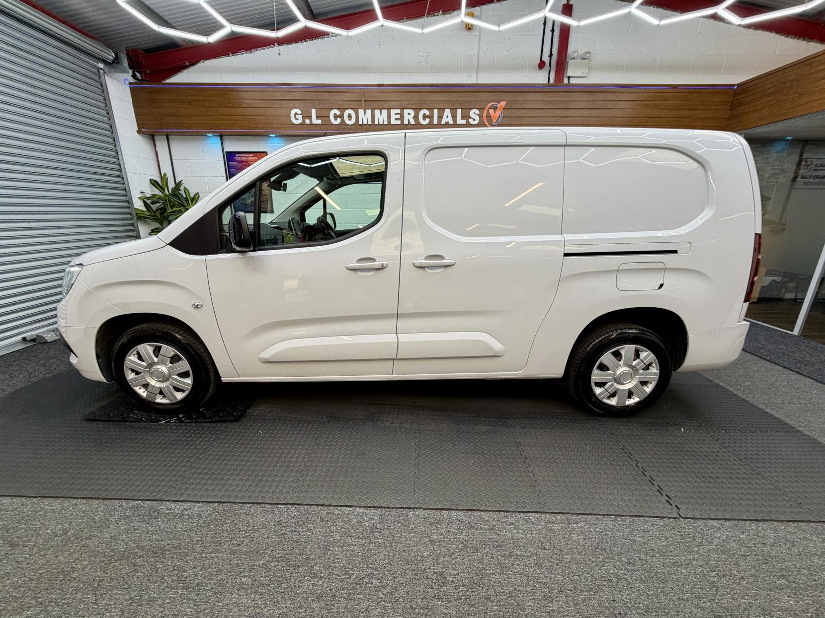 2023 Vauxhall Combo 1.5 Turbo D 2300 Pro Panel Van 6dr Diesel Manual L2 H1 Euro 6 (s/s) (100 ps) - Thumbnail 2