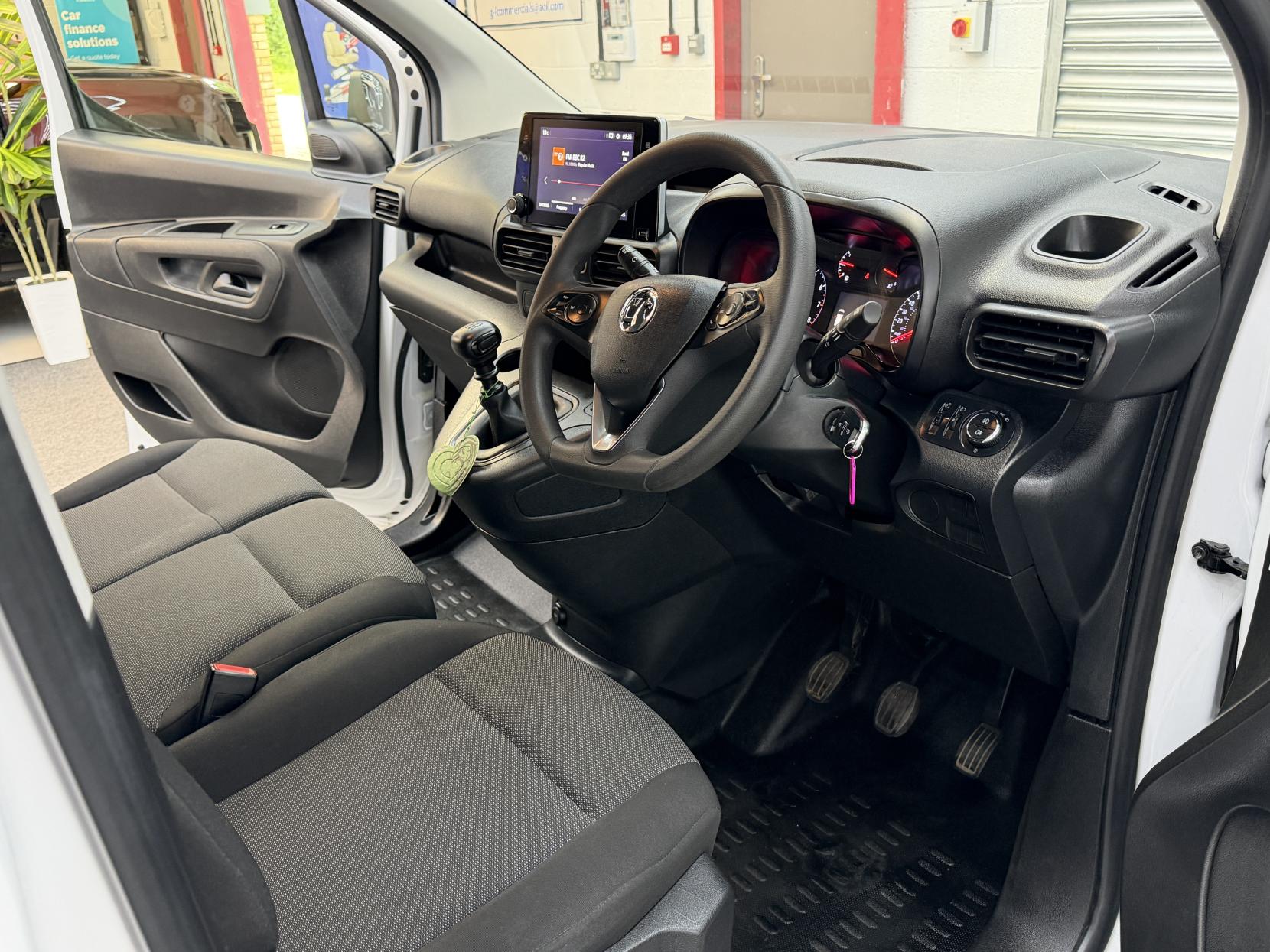 2023 Vauxhall Combo 1.5 Turbo D 2300 Pro Panel Van 6dr Diesel Manual L2 H1 Euro 6 (s/s) (100 ps) - Thumbnail 10