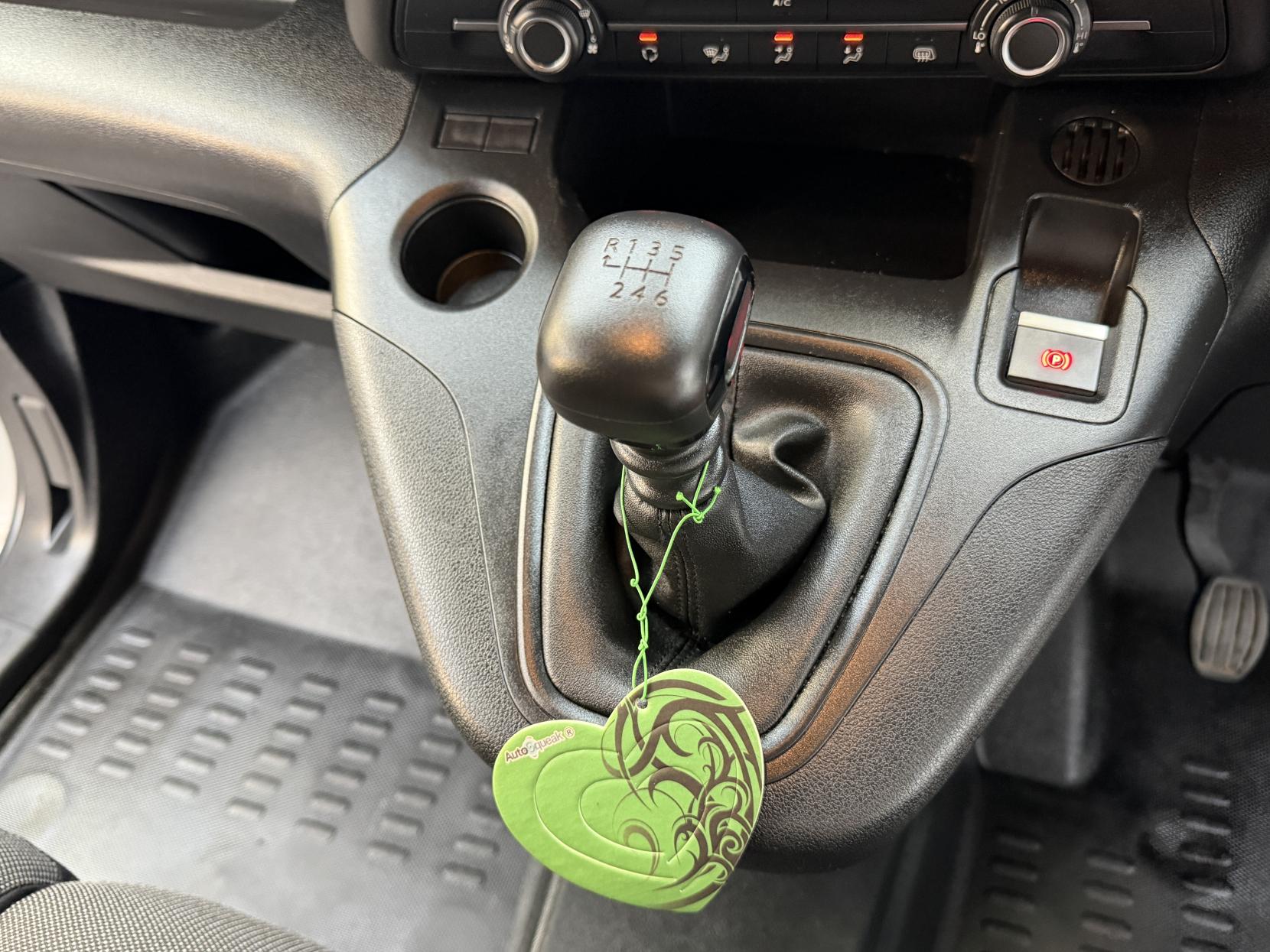 2023 Vauxhall Combo 1.5 Turbo D 2300 Pro Panel Van 6dr Diesel Manual L2 H1 Euro 6 (s/s) (100 ps) - Thumbnail 16