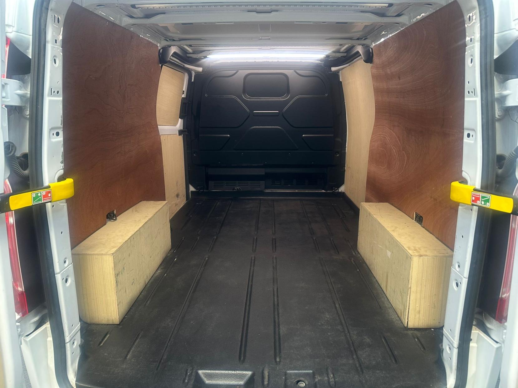 2023 Ford Transit Custom 2.0 300 EcoBlue Limited Panel Van 5dr Diesel Manual L2 H1 Euro 6 (s/s) (130 ps) - Thumbnail 9