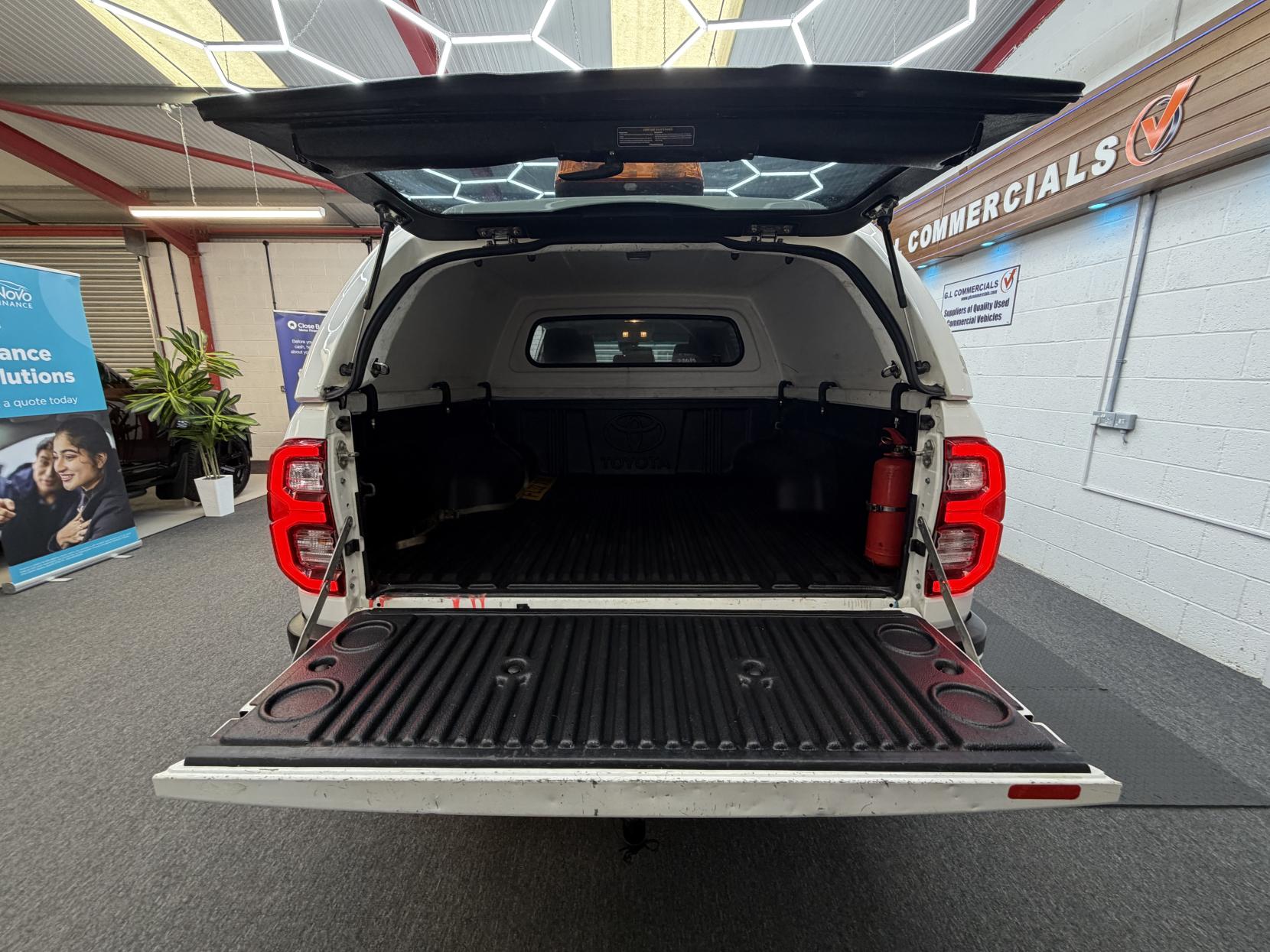 2022 Toyota Hilux - Thumbnail 13