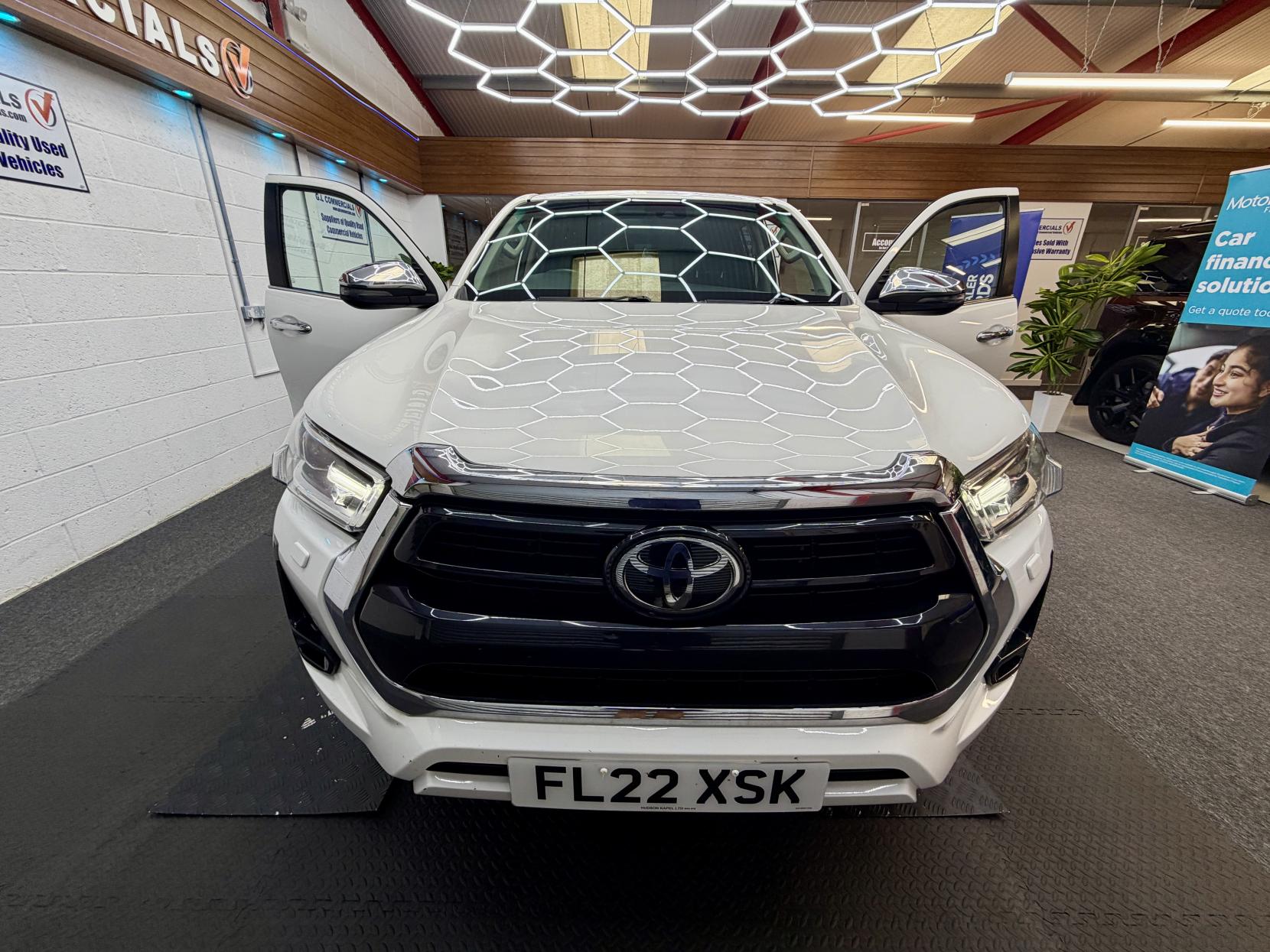 2022 Toyota Hilux - Thumbnail 3