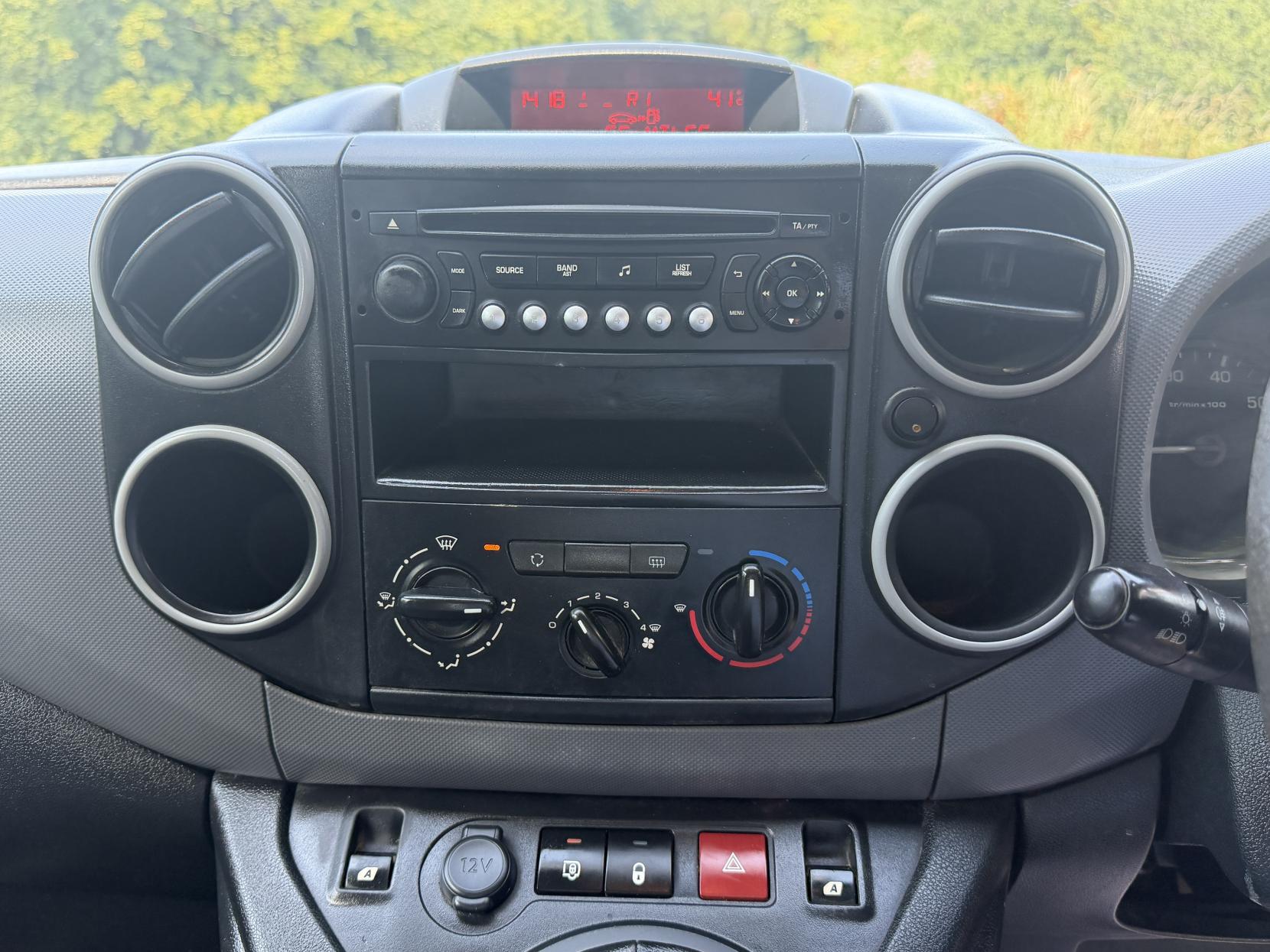 2016 Peugeot Partner 1.6 BlueHDi 744 S Combi Van 6dr Diesel Manual L2 (113 g/km, 97.64 bhp) - Thumbnail 16