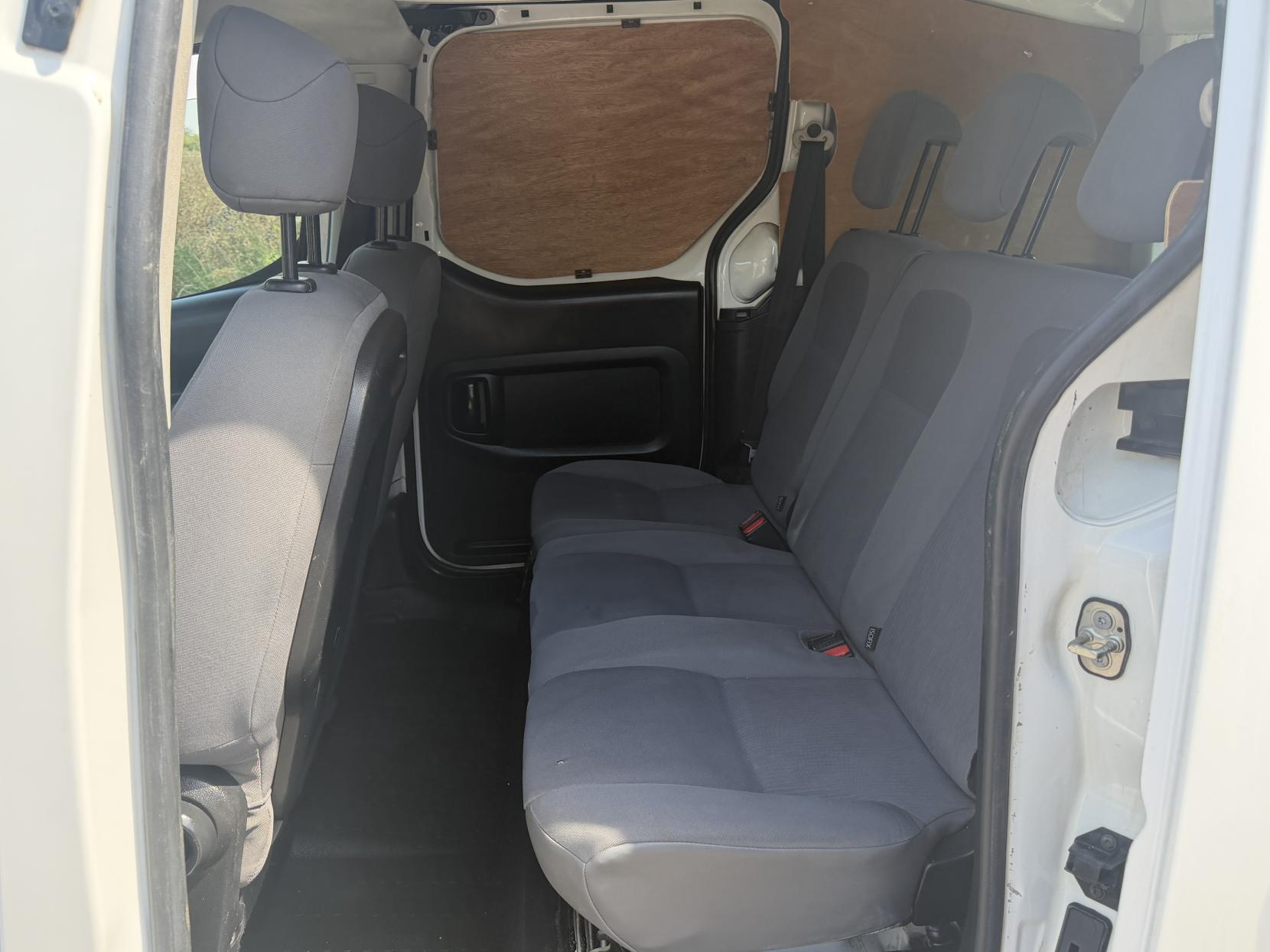 2016 Peugeot Partner 1.6 BlueHDi 744 S Combi Van 6dr Diesel Manual L2 (113 g/km, 97.64 bhp) - Thumbnail 17