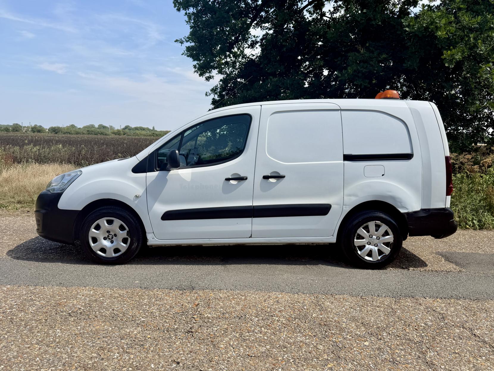 2016 Peugeot Partner 1.6 BlueHDi 744 S Combi Van 6dr Diesel Manual L2 (113 g/km, 97.64 bhp) - Thumbnail 2