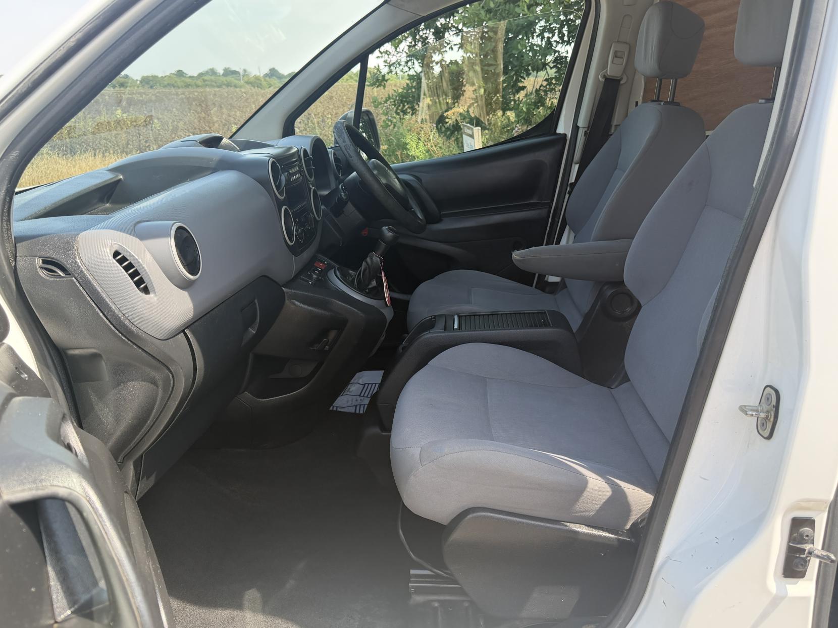 2016 Peugeot Partner 1.6 BlueHDi 744 S Combi Van 6dr Diesel Manual L2 (113 g/km, 97.64 bhp) - Thumbnail 11