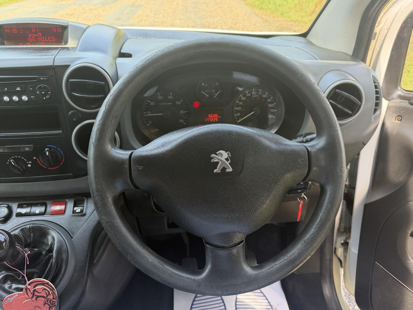 2016 Peugeot Partner 1.6 BlueHDi 744 S Combi Van 6dr Diesel Manual L2 (113 g/km, 97.64 bhp) - Thumbnail 13