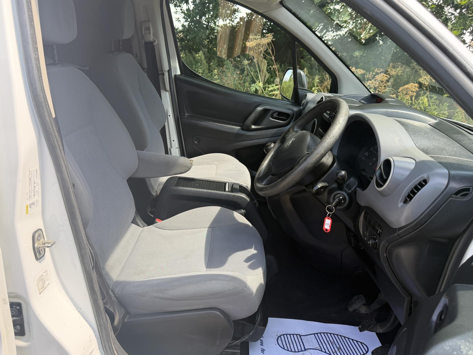 2016 Peugeot Partner 1.6 BlueHDi 744 S Combi Van 6dr Diesel Manual L2 (113 g/km, 97.64 bhp) - Thumbnail 9