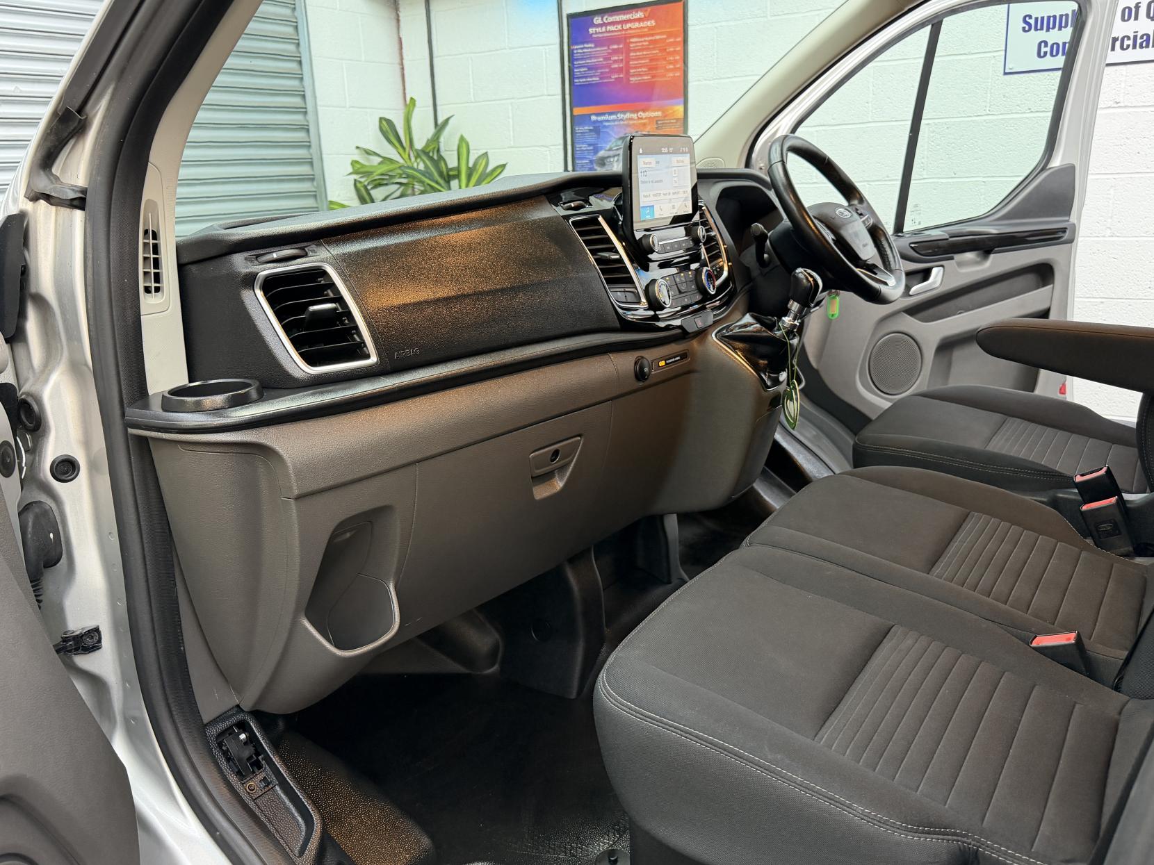 2022 Ford Transit Custom 2.0 300 EcoBlue Limited Panel Van 5dr Diesel Manual L2 H1 Euro 6 (s/s) (130 ps) - Thumbnail 17