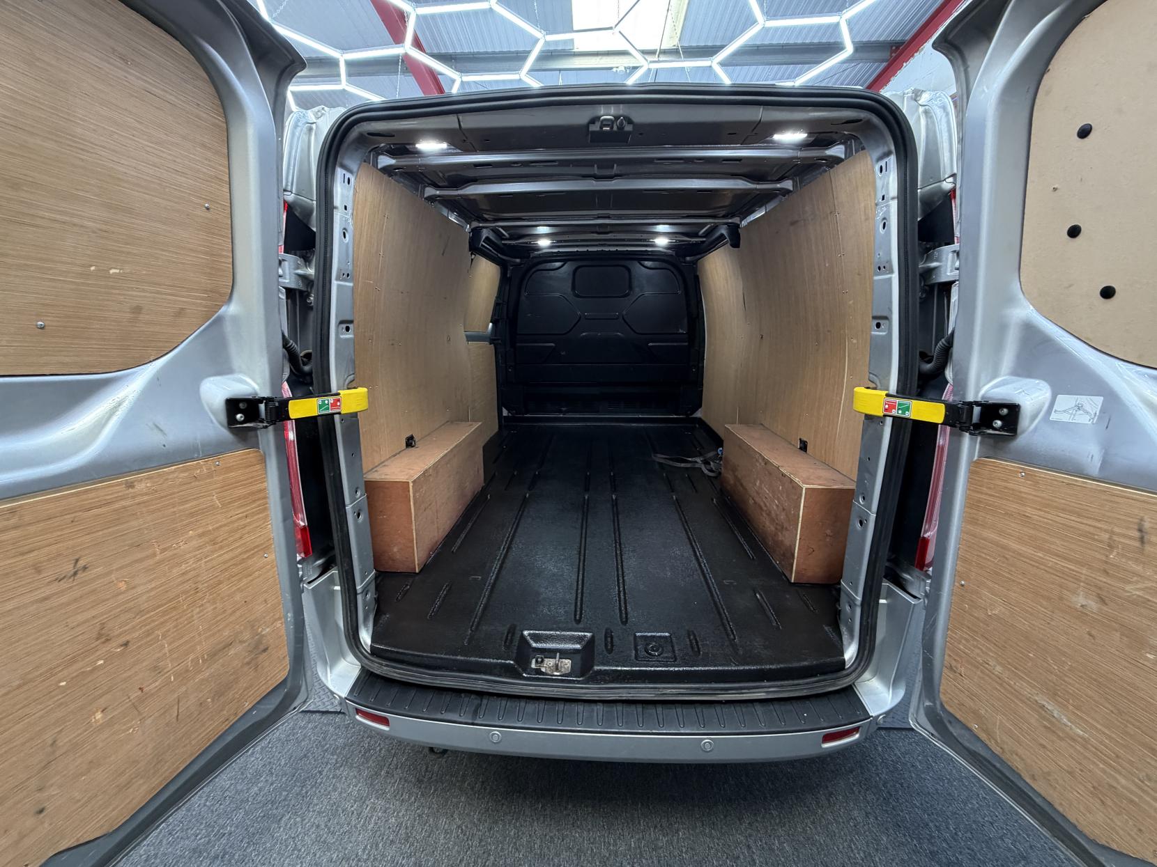 2022 Ford Transit Custom 2.0 300 EcoBlue Limited Panel Van 5dr Diesel Manual L2 H1 Euro 6 (s/s) (130 ps) - Thumbnail 10