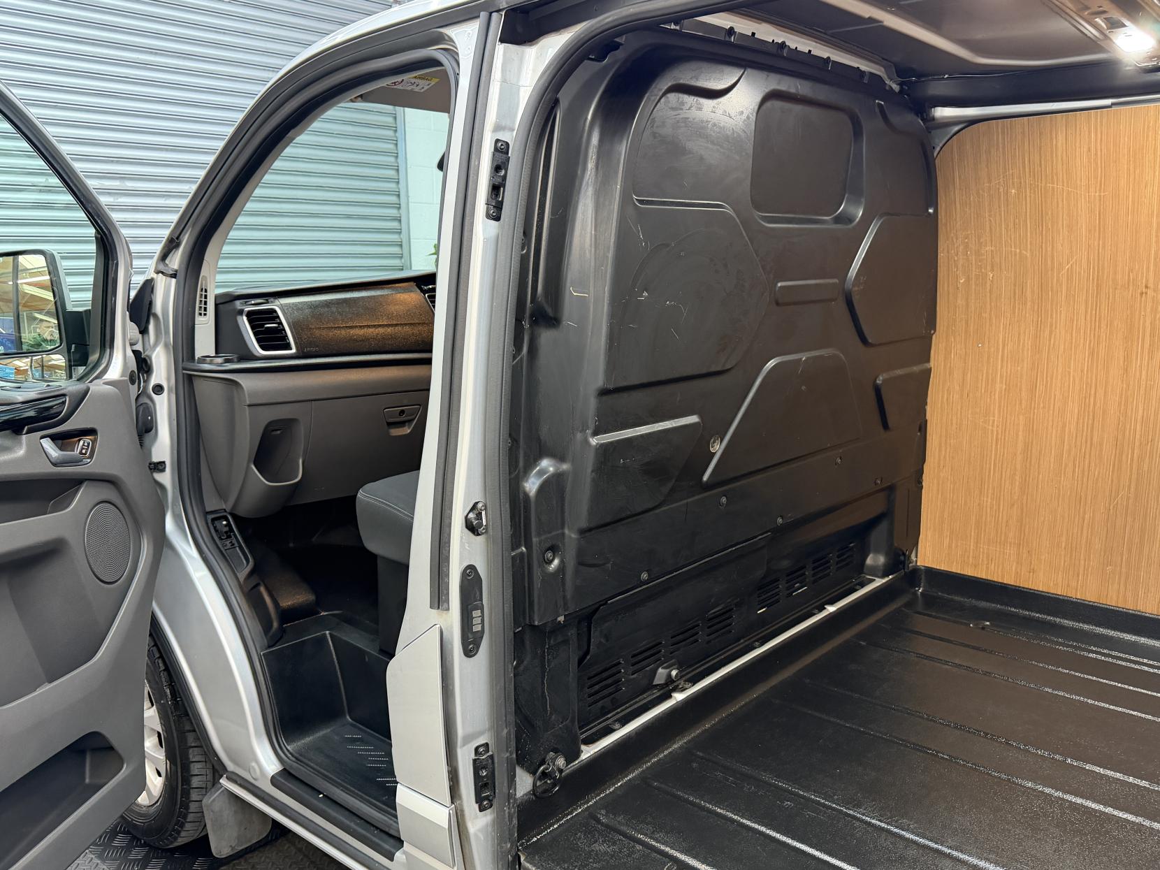 2022 Ford Transit Custom 2.0 300 EcoBlue Limited Panel Van 5dr Diesel Manual L2 H1 Euro 6 (s/s) (130 ps) - Thumbnail 18