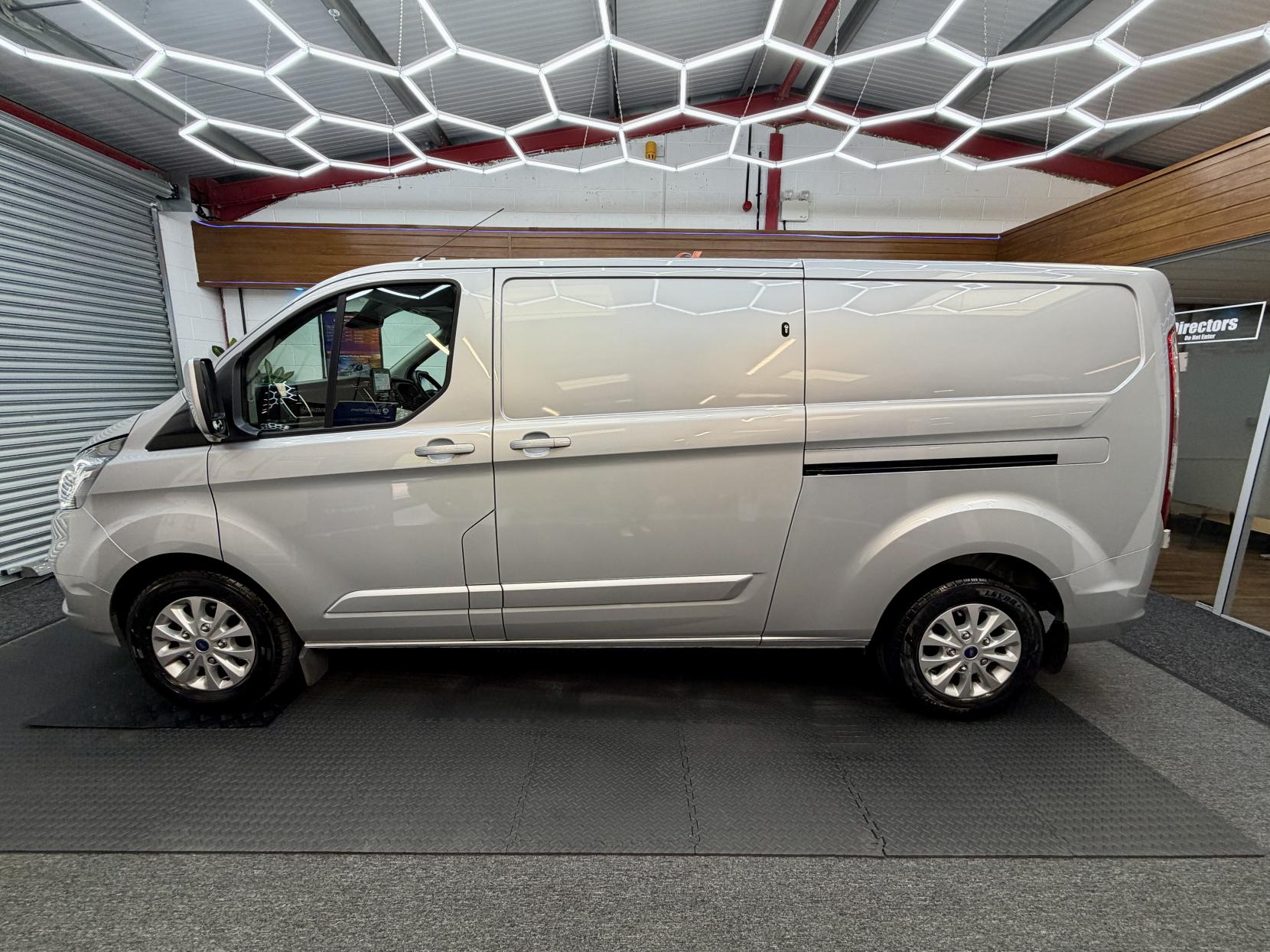 2022 Ford Transit Custom 2.0 300 EcoBlue Limited Panel Van 5dr Diesel Manual L2 H1 Euro 6 (s/s) (130 ps) - Thumbnail 2