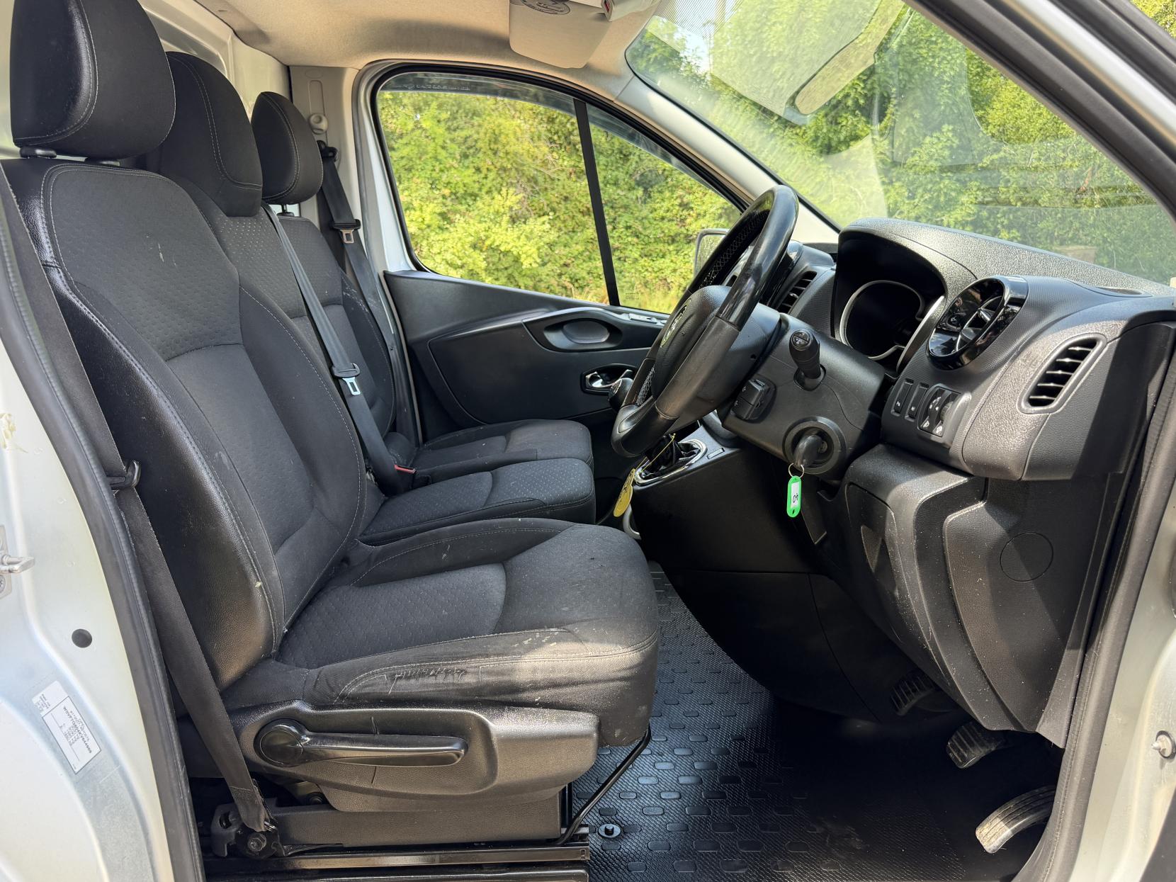 2019 Vauxhall Vivaro 1.6 CDTi 2900 Sportive Panel Van 5dr Diesel Manual L2 H1 Euro 6 (120 ps) - Thumbnail 15