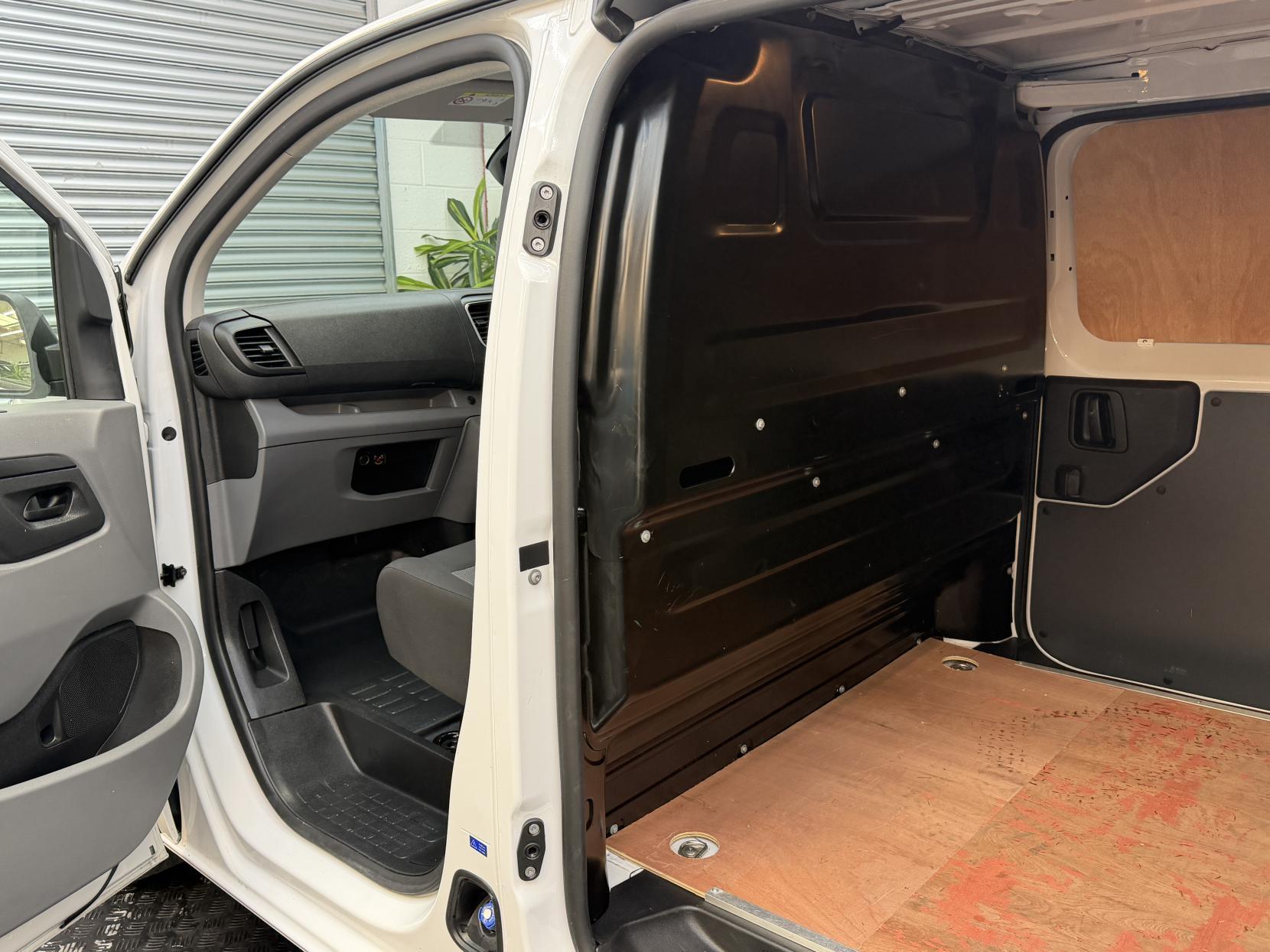 2022 Vauxhall Vivaro 1.5 Turbo D 2900 Dynamic Panel Van 6dr Diesel Manual L2 H1 Euro 6 (s/s) (100 ps) - Thumbnail 11