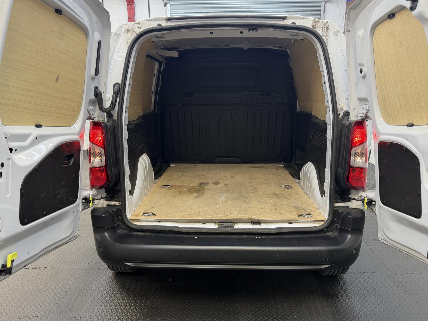 2023 Vauxhall Combo 1.5 Turbo D 2300 Prime Panel Van 5dr Diesel Manual L1 H1 Euro 6 (s/s) (100 ps) - Thumbnail 11