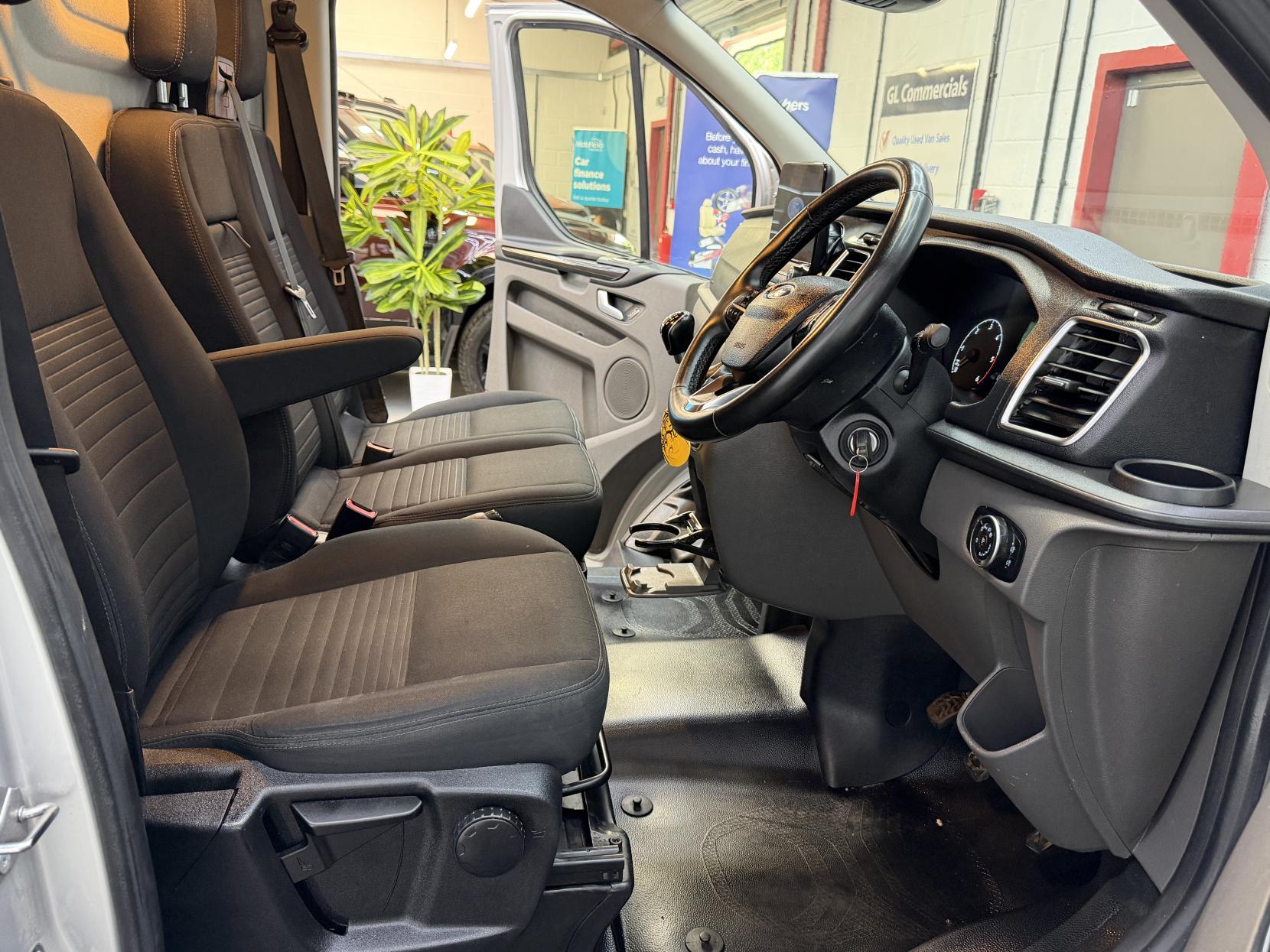 2023 Ford Transit Custom 2.0 300 EcoBlue Limited Panel Van 5dr Diesel Manual L2 H1 Euro 6 (s/s) (130 ps) - Thumbnail 11