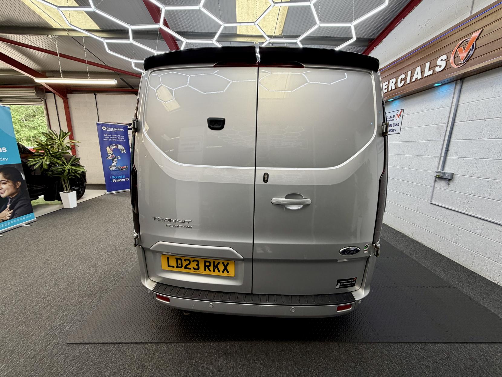 2023 Ford Transit Custom 2.0 300 EcoBlue Limited Panel Van 5dr Diesel Manual L2 H1 Euro 6 (s/s) (130 ps) - Thumbnail 9