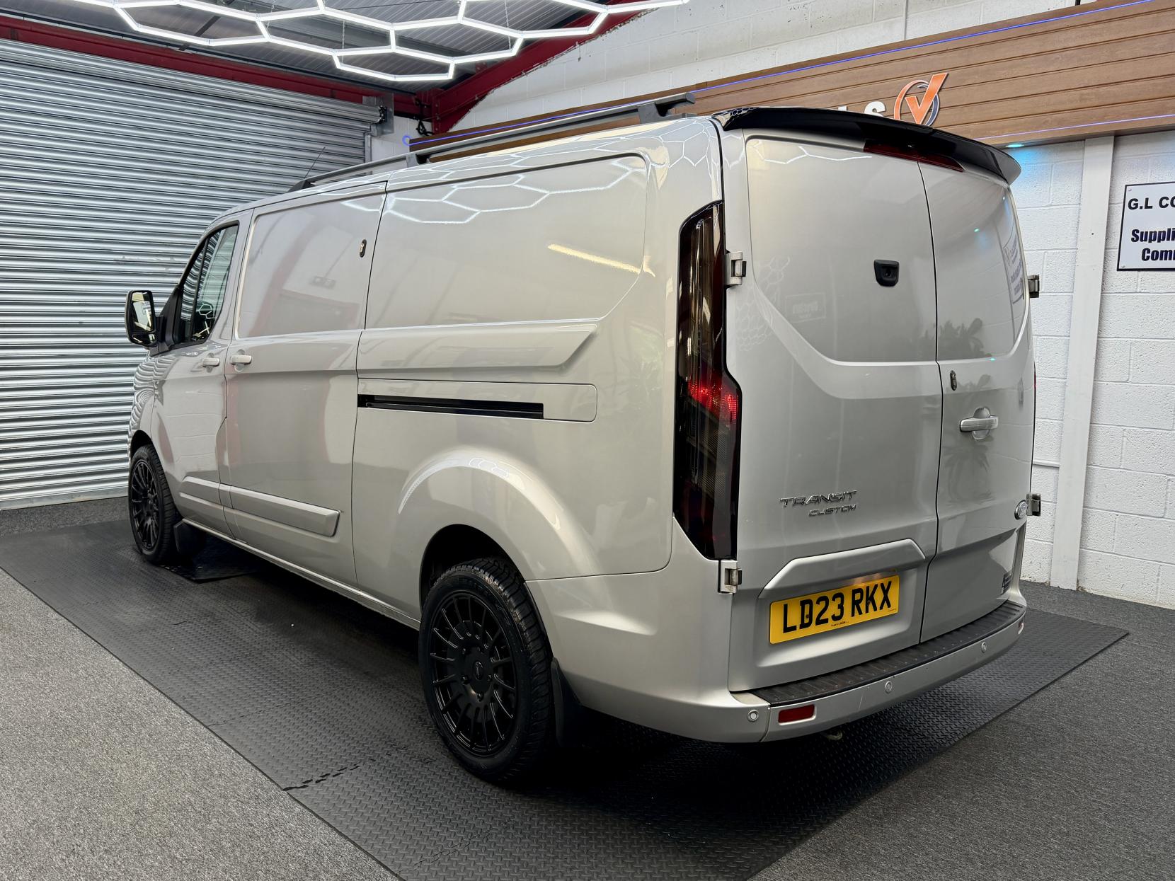 2023 Ford Transit Custom 2.0 300 EcoBlue Limited Panel Van 5dr Diesel Manual L2 H1 Euro 6 (s/s) (130 ps) - Thumbnail 5