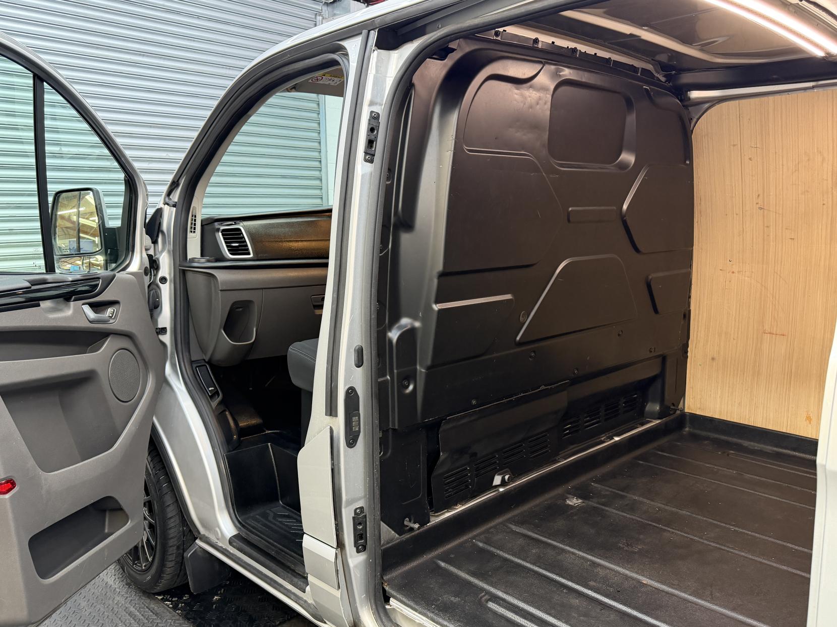 2023 Ford Transit Custom 2.0 300 EcoBlue Limited Panel Van 5dr Diesel Manual L2 H1 Euro 6 (s/s) (130 ps) - Thumbnail 16