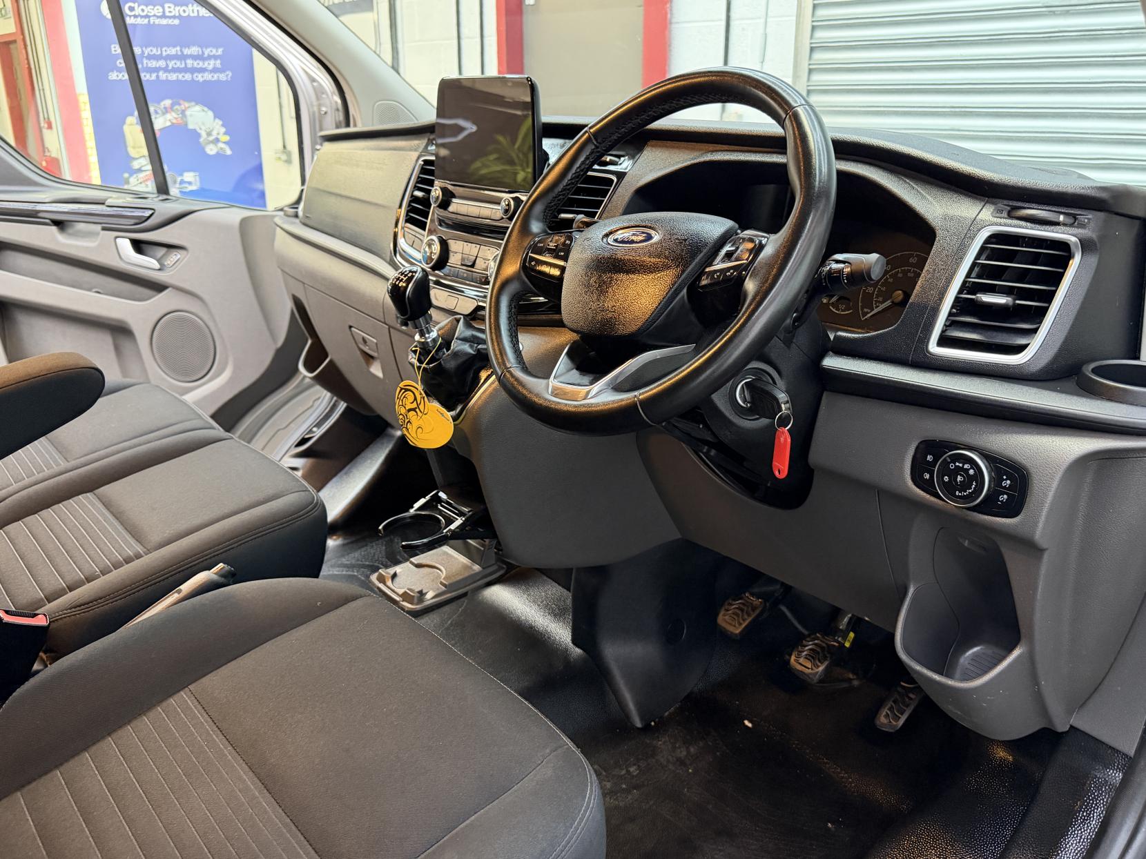 2023 Ford Transit Custom 2.0 300 EcoBlue Limited Panel Van 5dr Diesel Manual L2 H1 Euro 6 (s/s) (130 ps) - Thumbnail 19